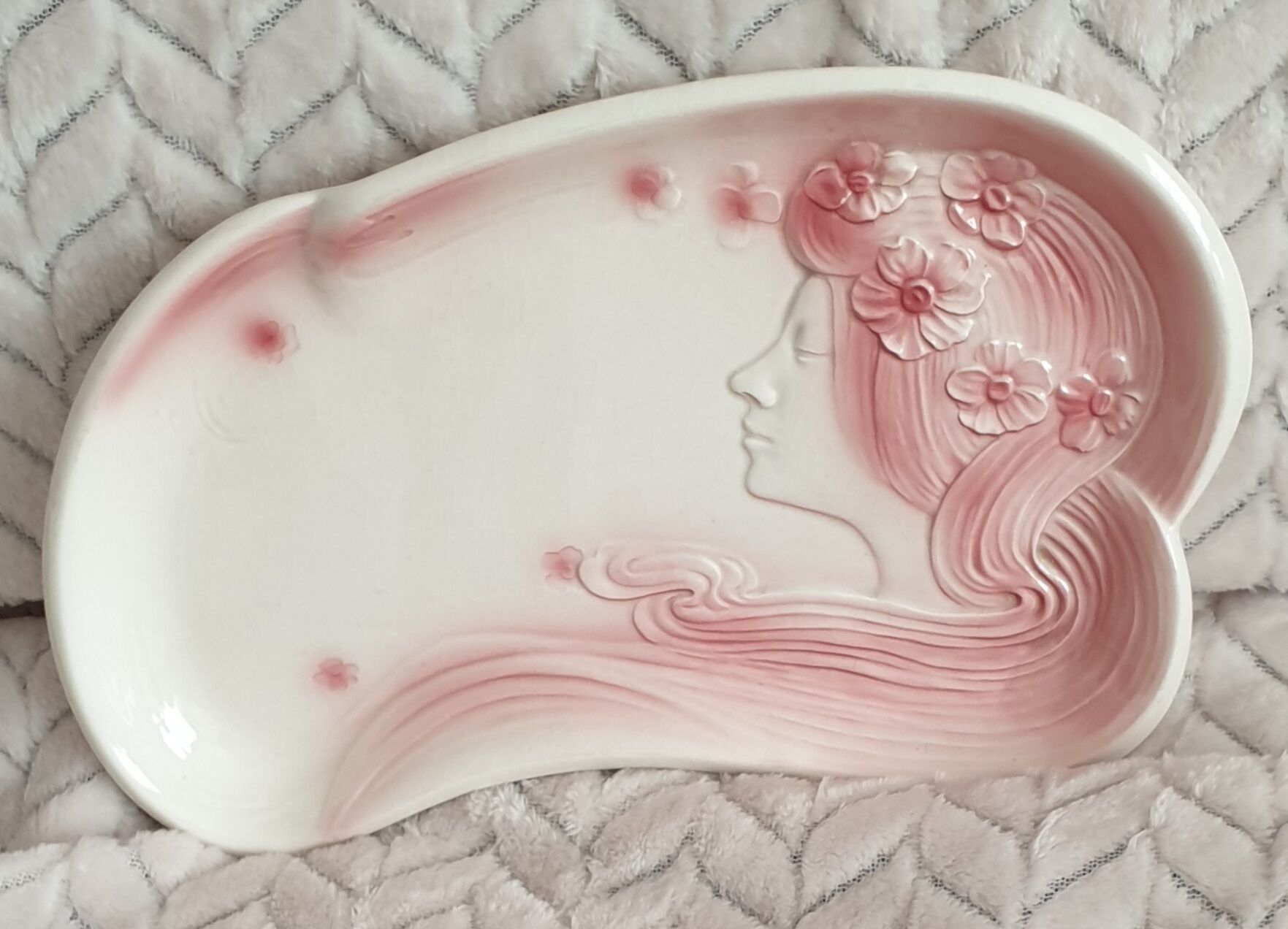 Beautiful plate under pink cup "art nouveu"