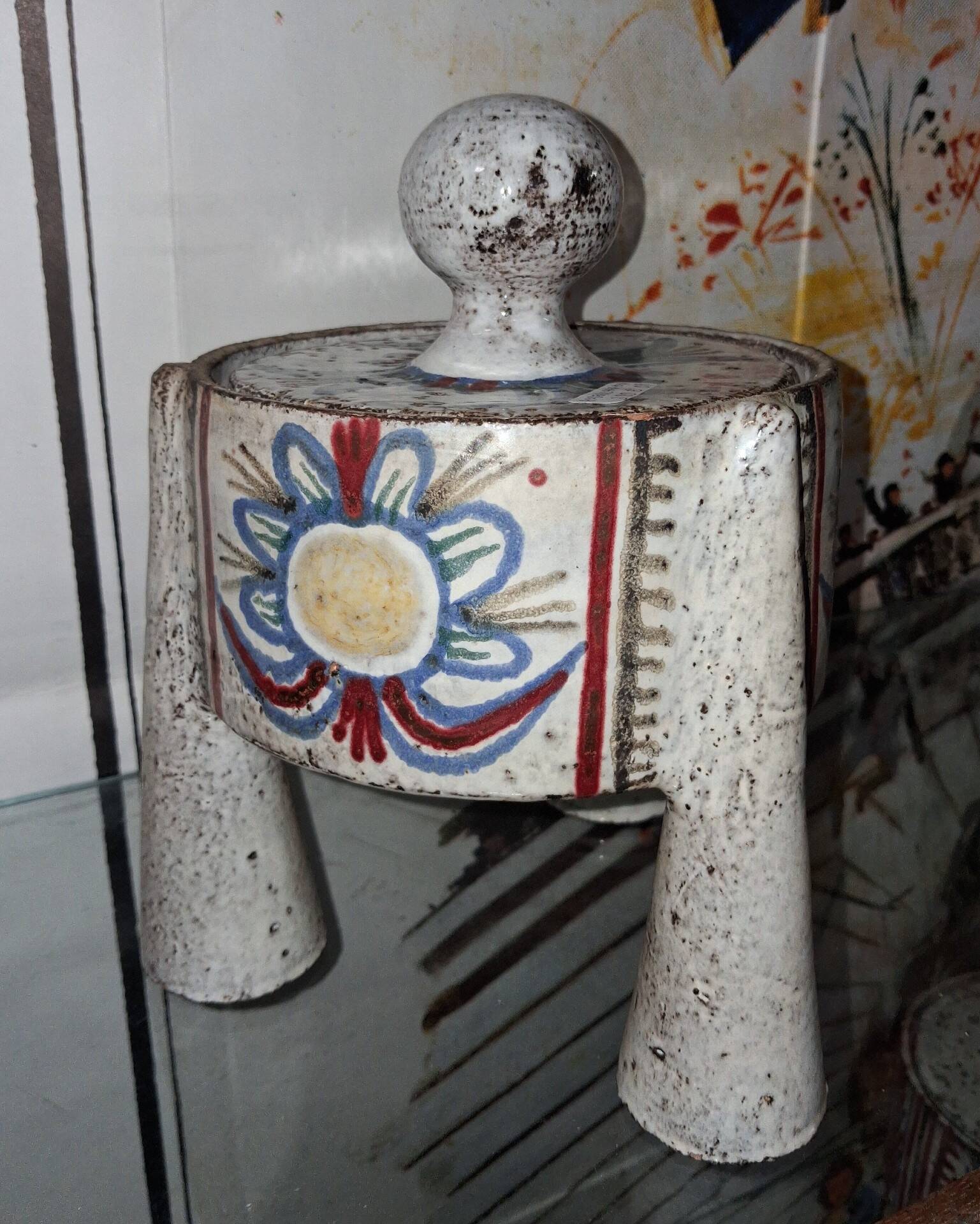 Covered tripod box in ceramic – Atelier Le Mûrier in Vallauris