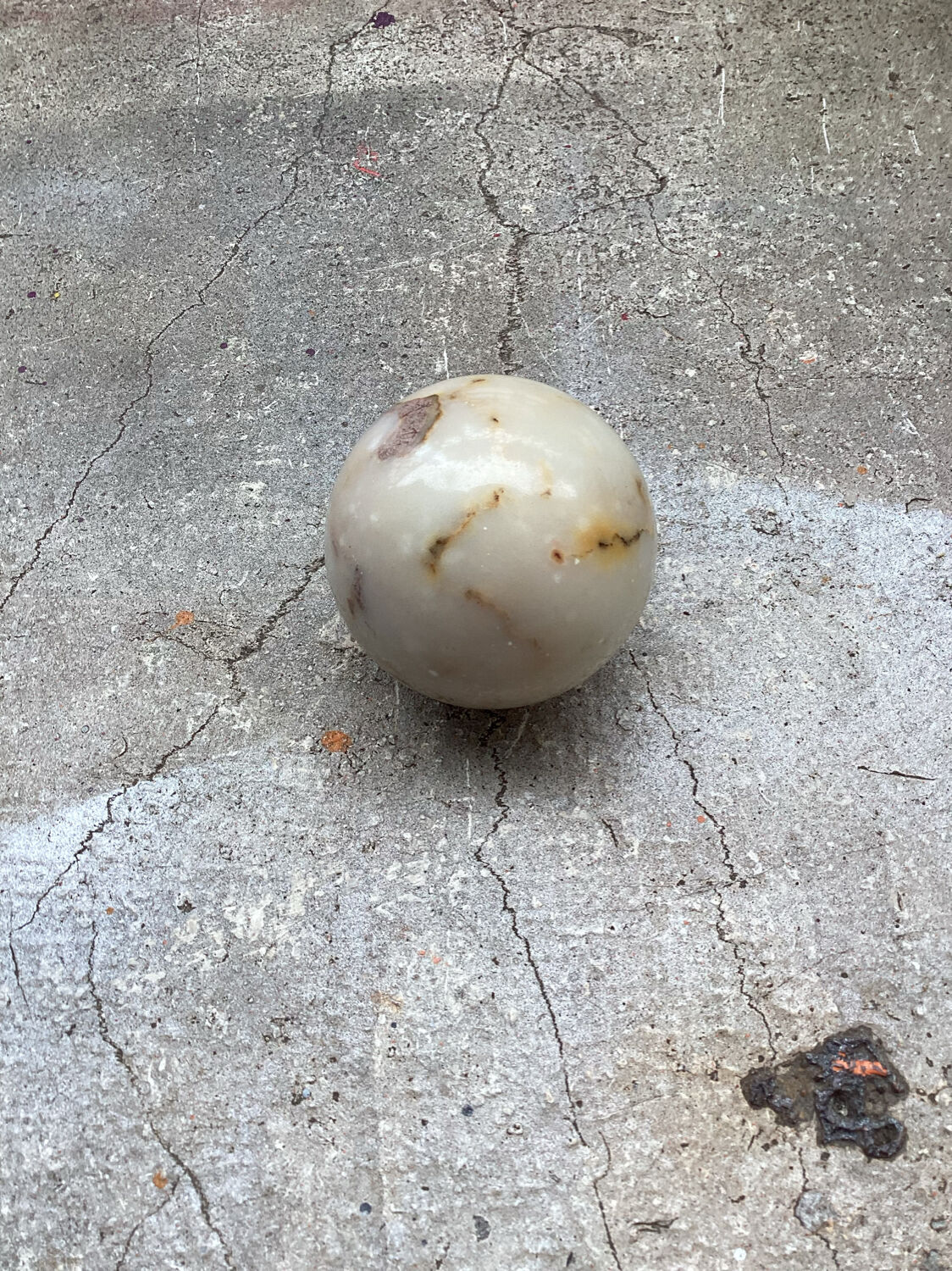 Sphère en marbre blanc