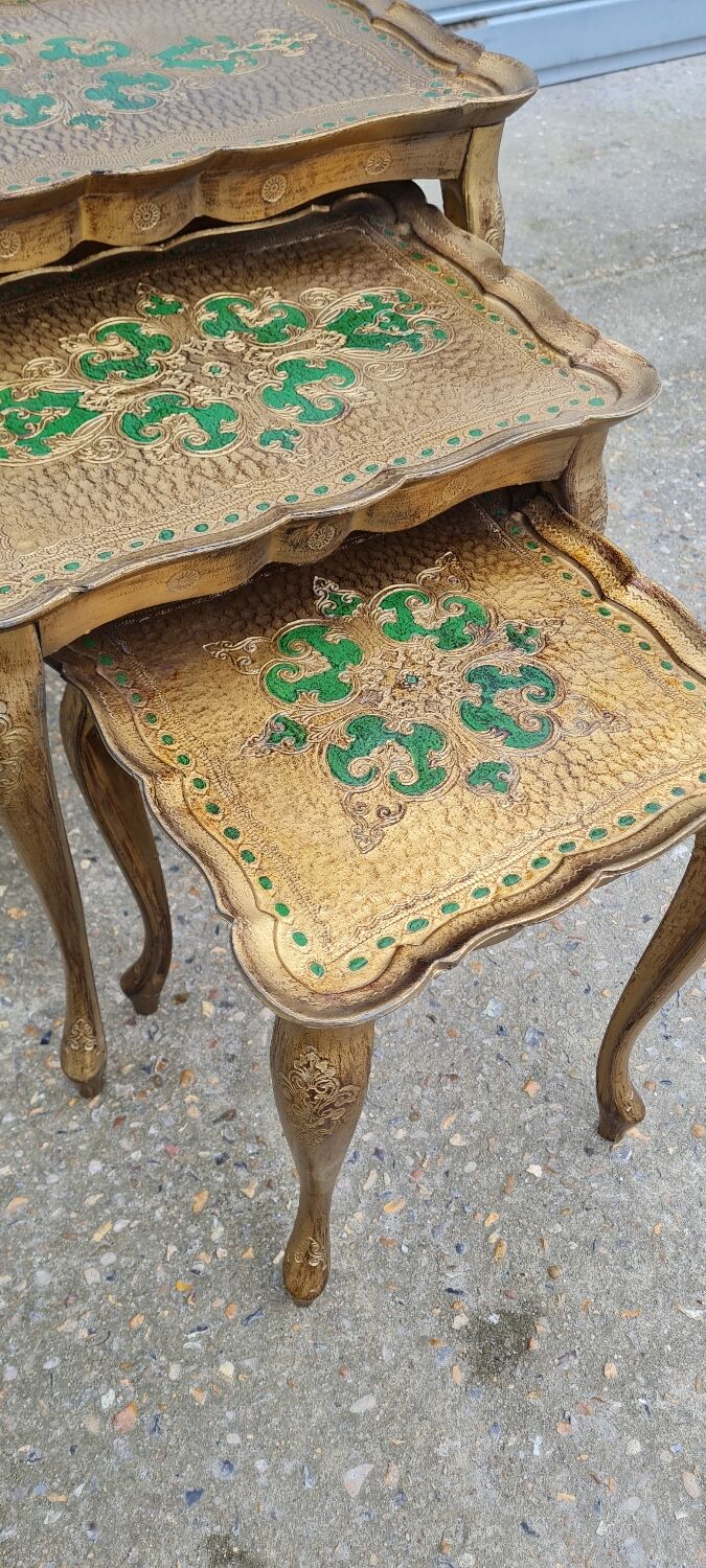 Venetian nesting table