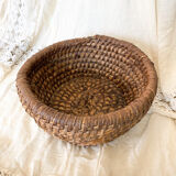 Old bread pan, in woven straw