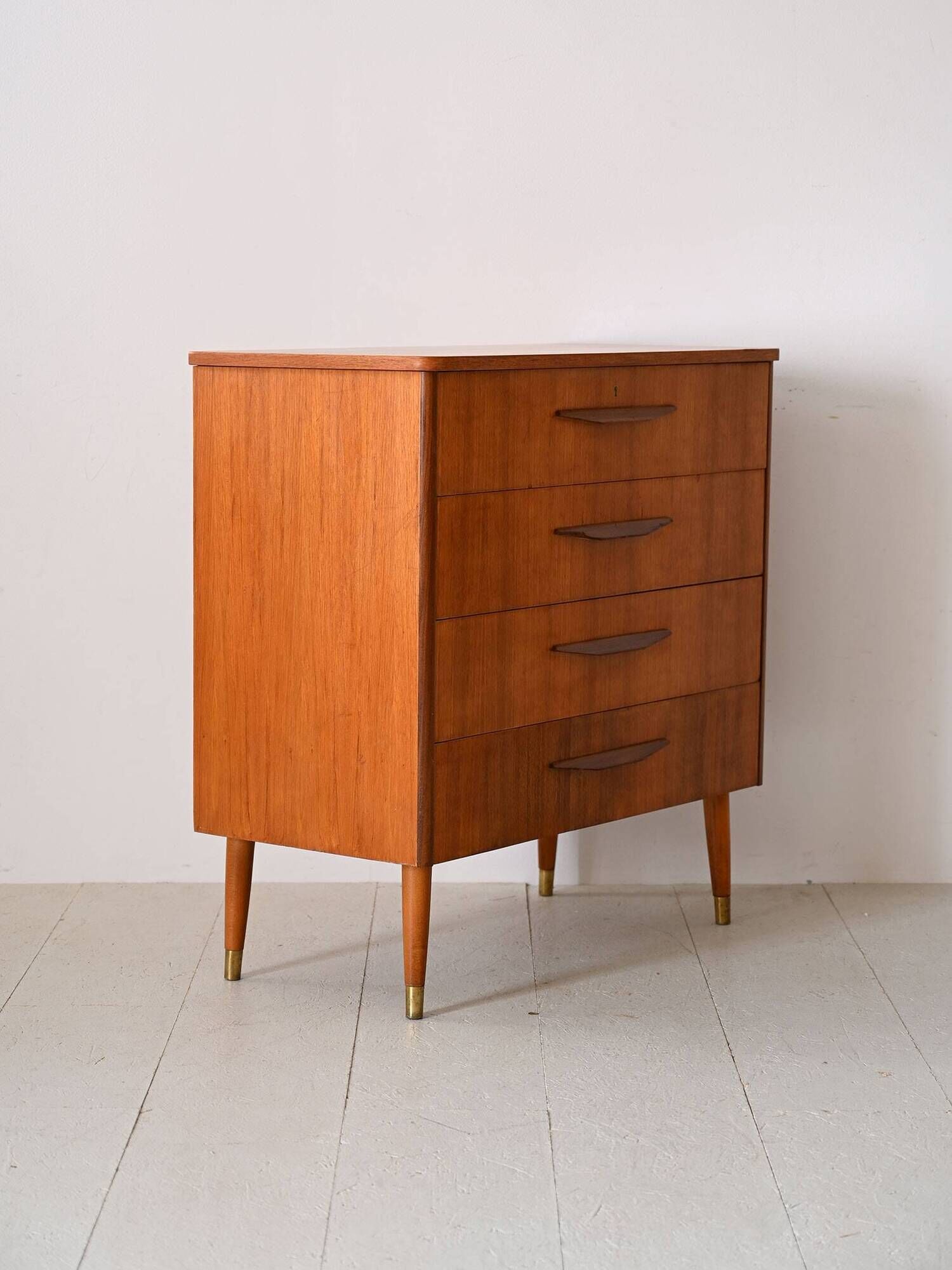 Nordic chest of drawers with wooden handles