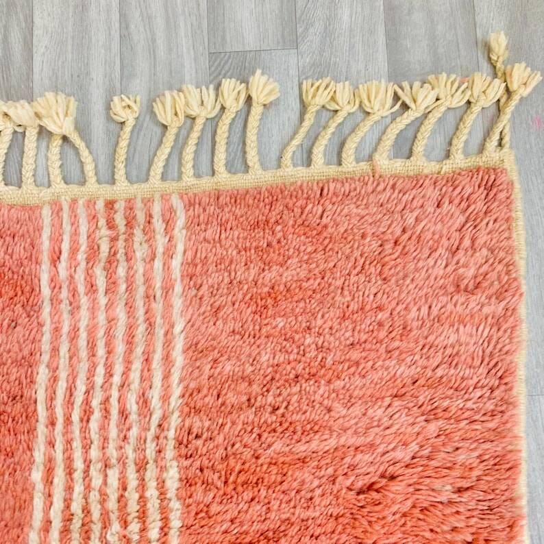 Beige Berber rug with geometric patterns 250cm x 150cm