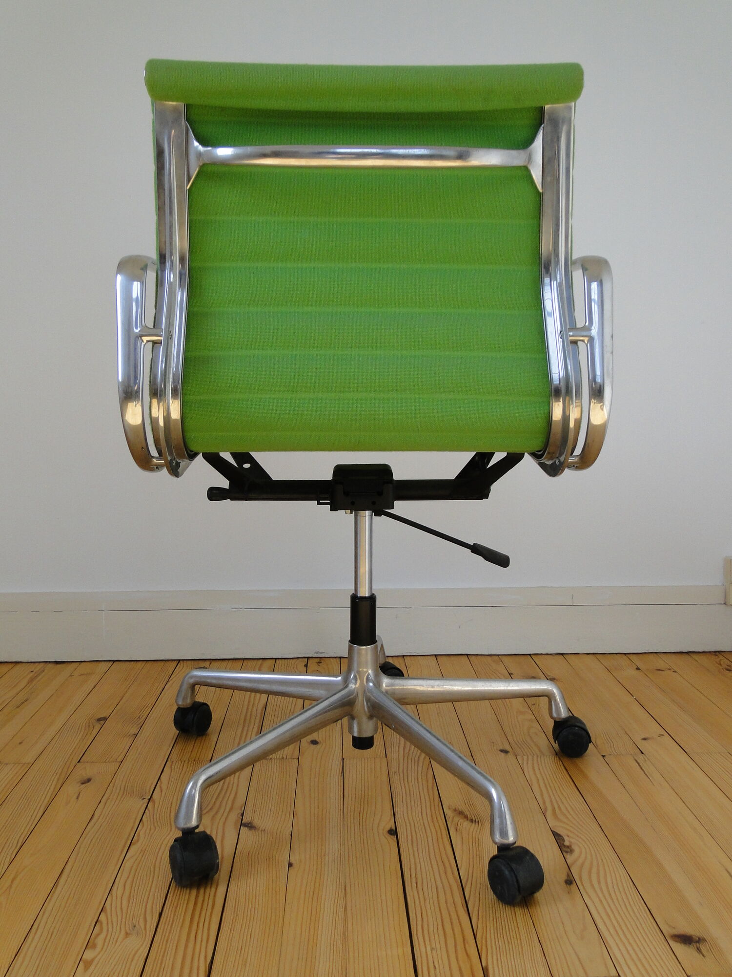 Charles Ray Eames EA 117 Office Chair Armchair in Green and Chrome Vitra