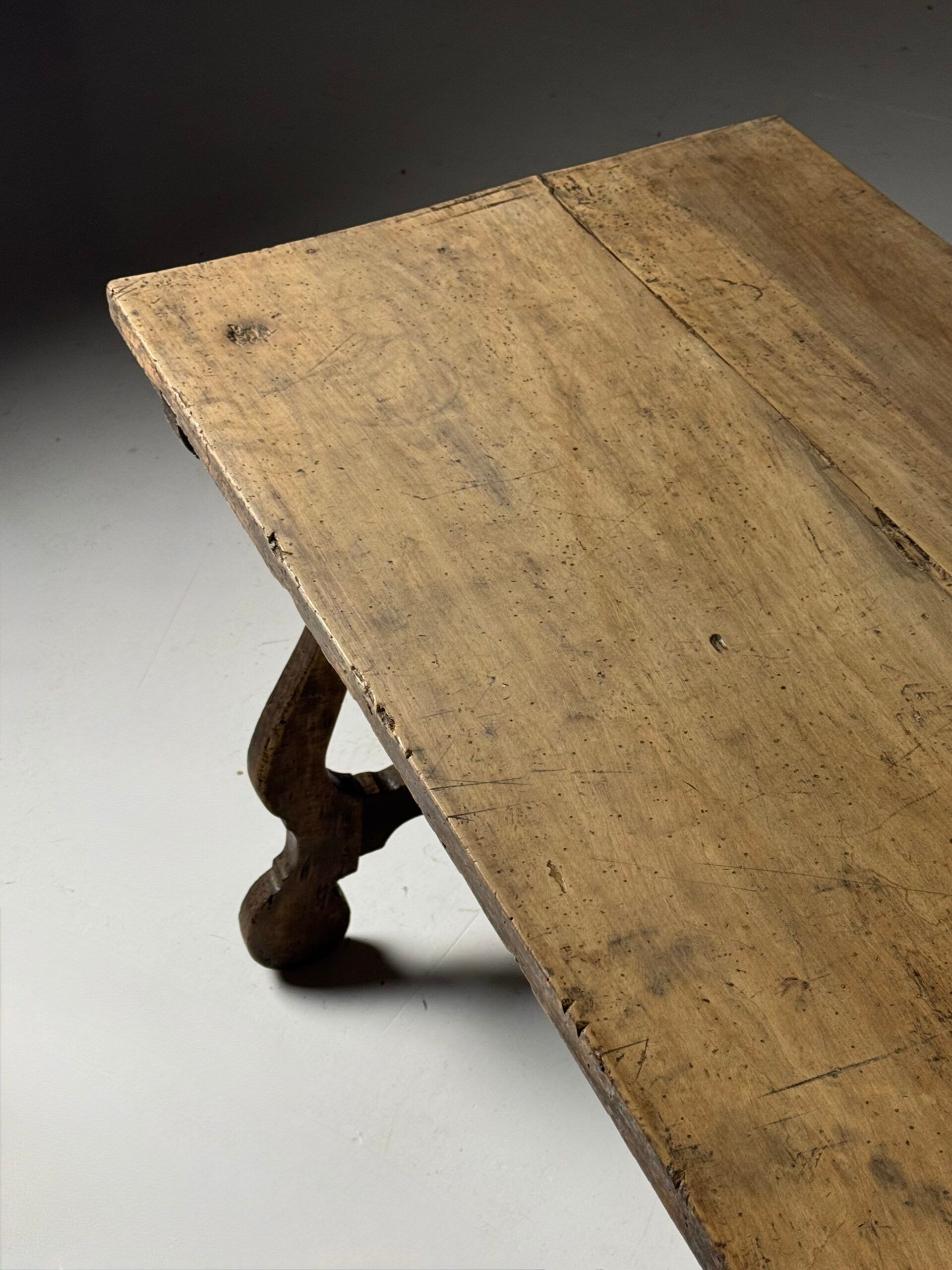 Table espagnole du 19ème siècle