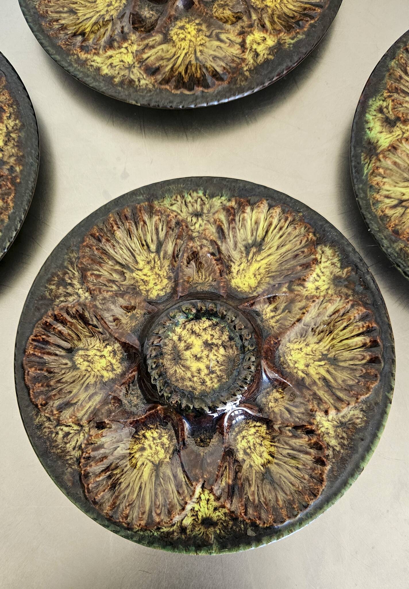 7 assiettes à huitres, vintage Vallauris Marius Giuge.