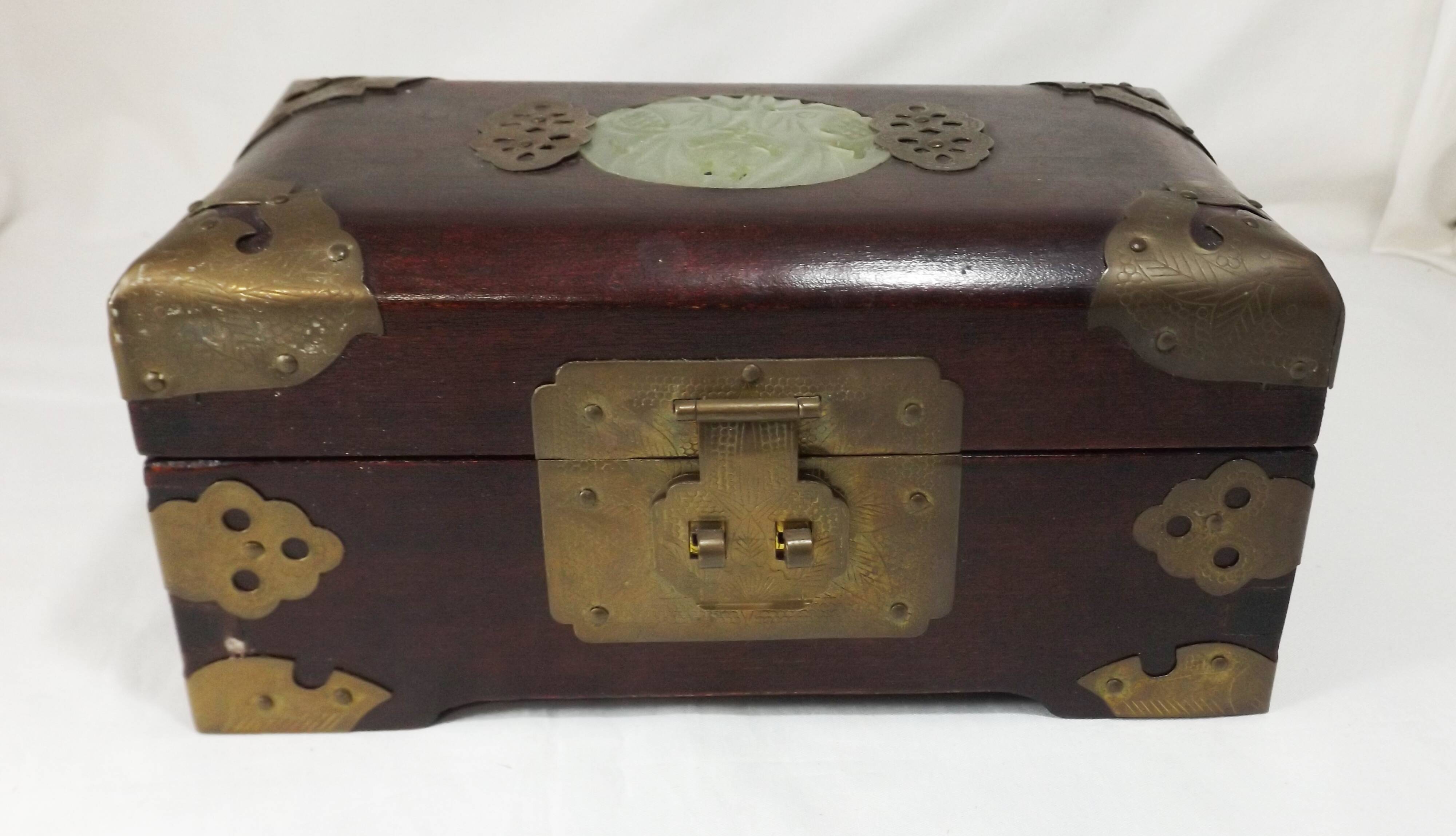 Chinese jewelry box in jade inlaid wood