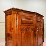 Buffet à pans coupés en merisier d’époque Louis XV, XVIIIème siècle