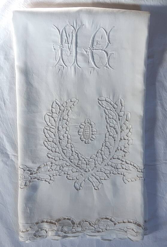 large sheet 2m25 x 3m, 19th-century Richelieu embroidery, monogrammed MG