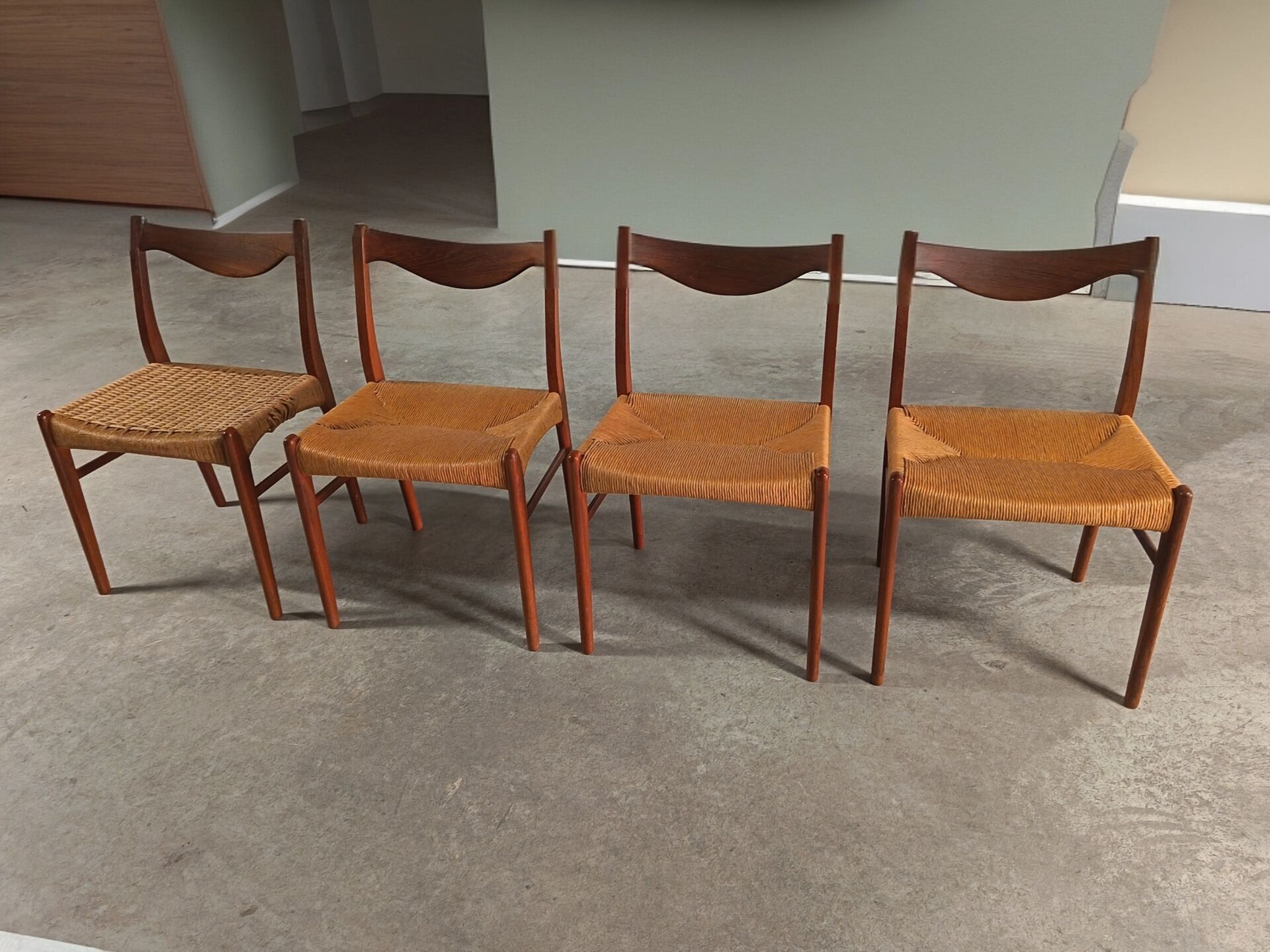 Scandinavian teak dining set – Johannes Andersen / Uldum