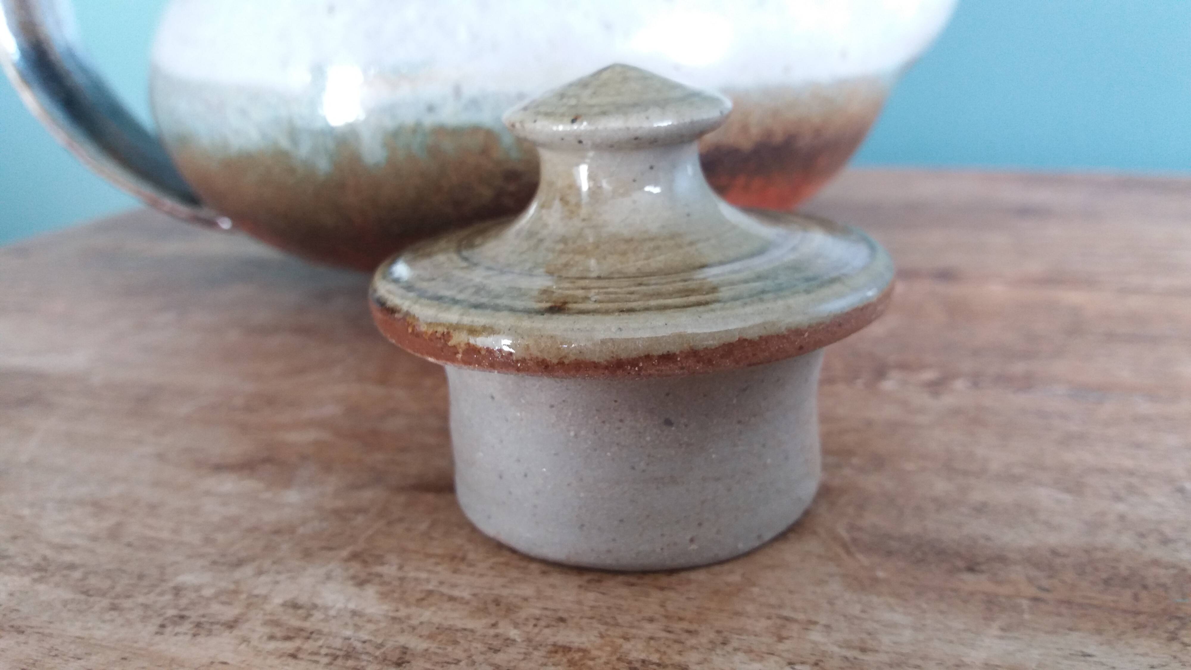 Teapot by Raymond Guibert, Lamoura, Jura, in Puisaye stoneware.