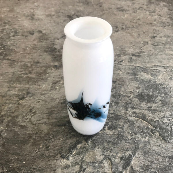 Vase blanc à décor marbré