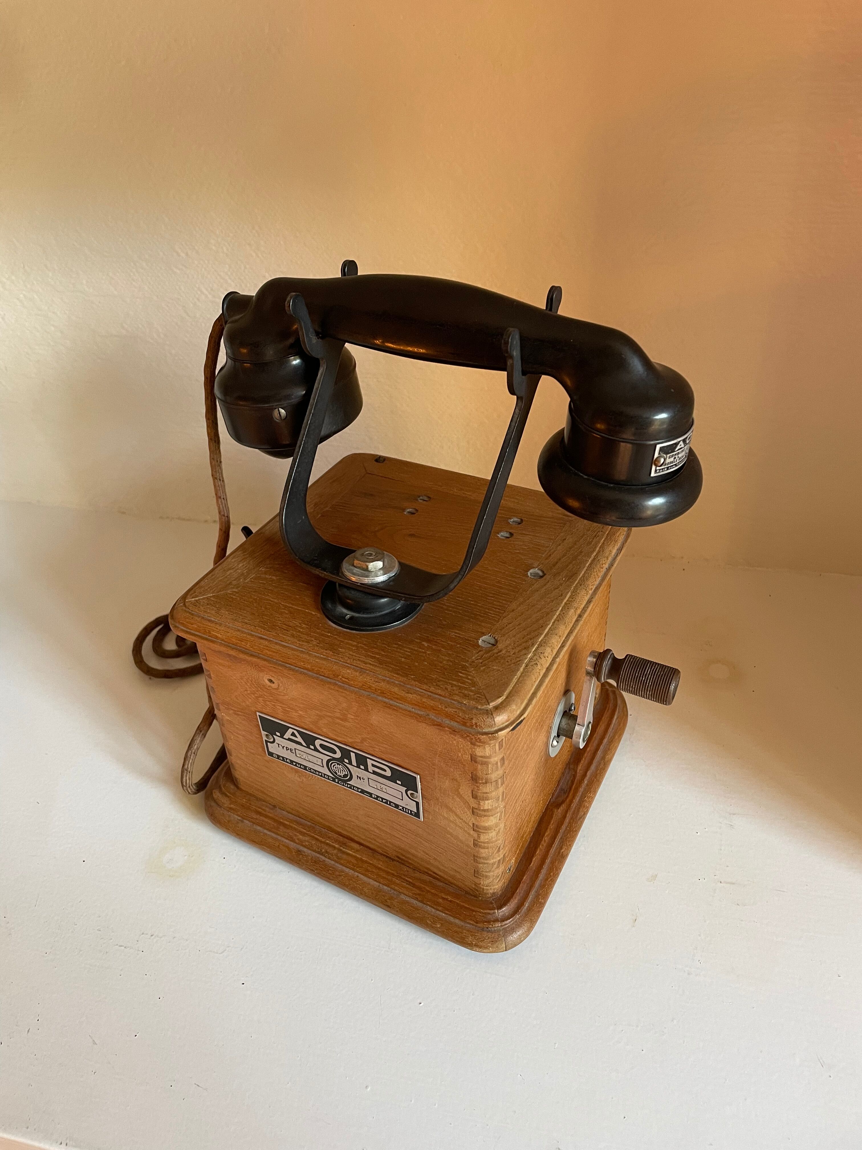 Téléphone en bois vintage années 60