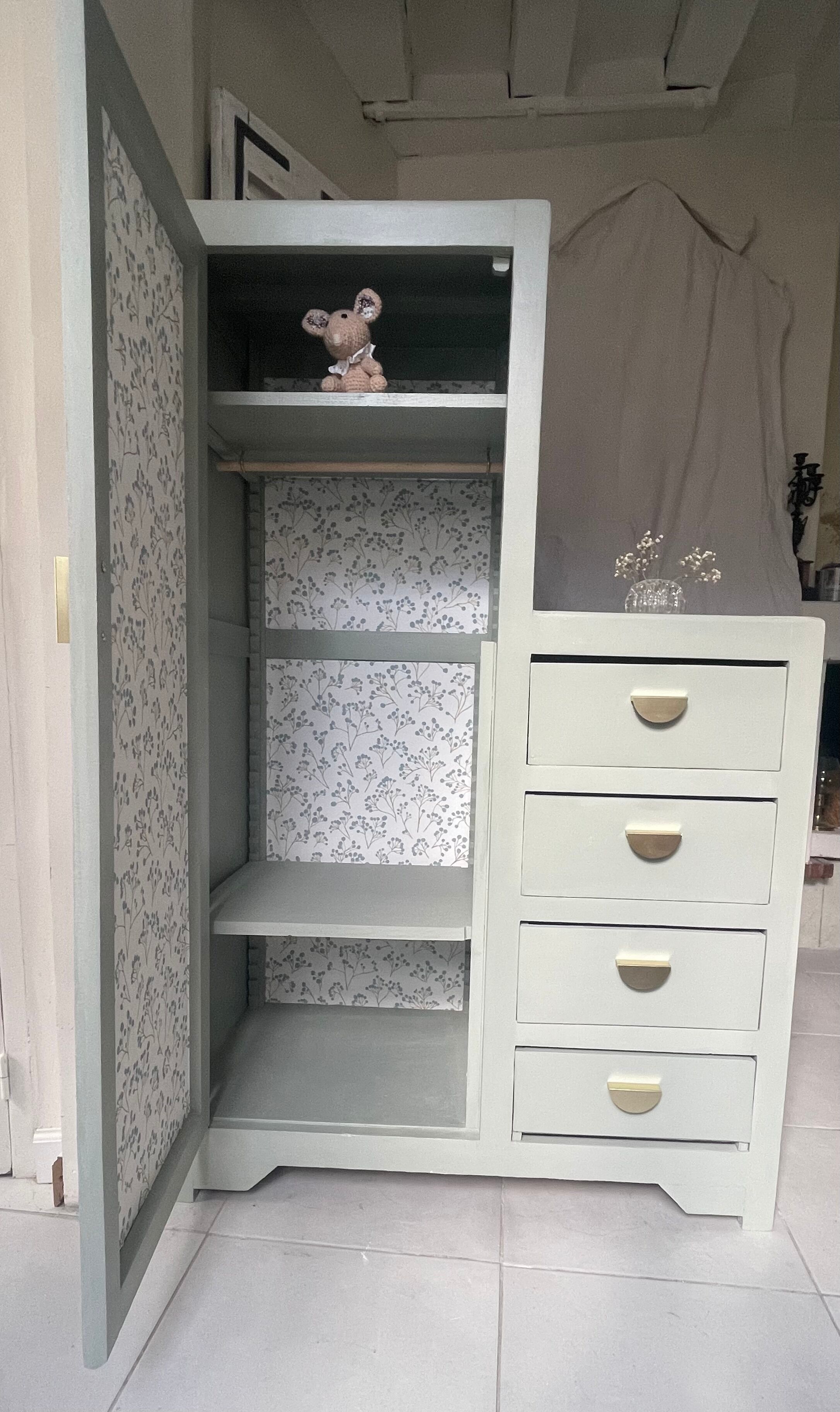 Asymmetrical cabinet