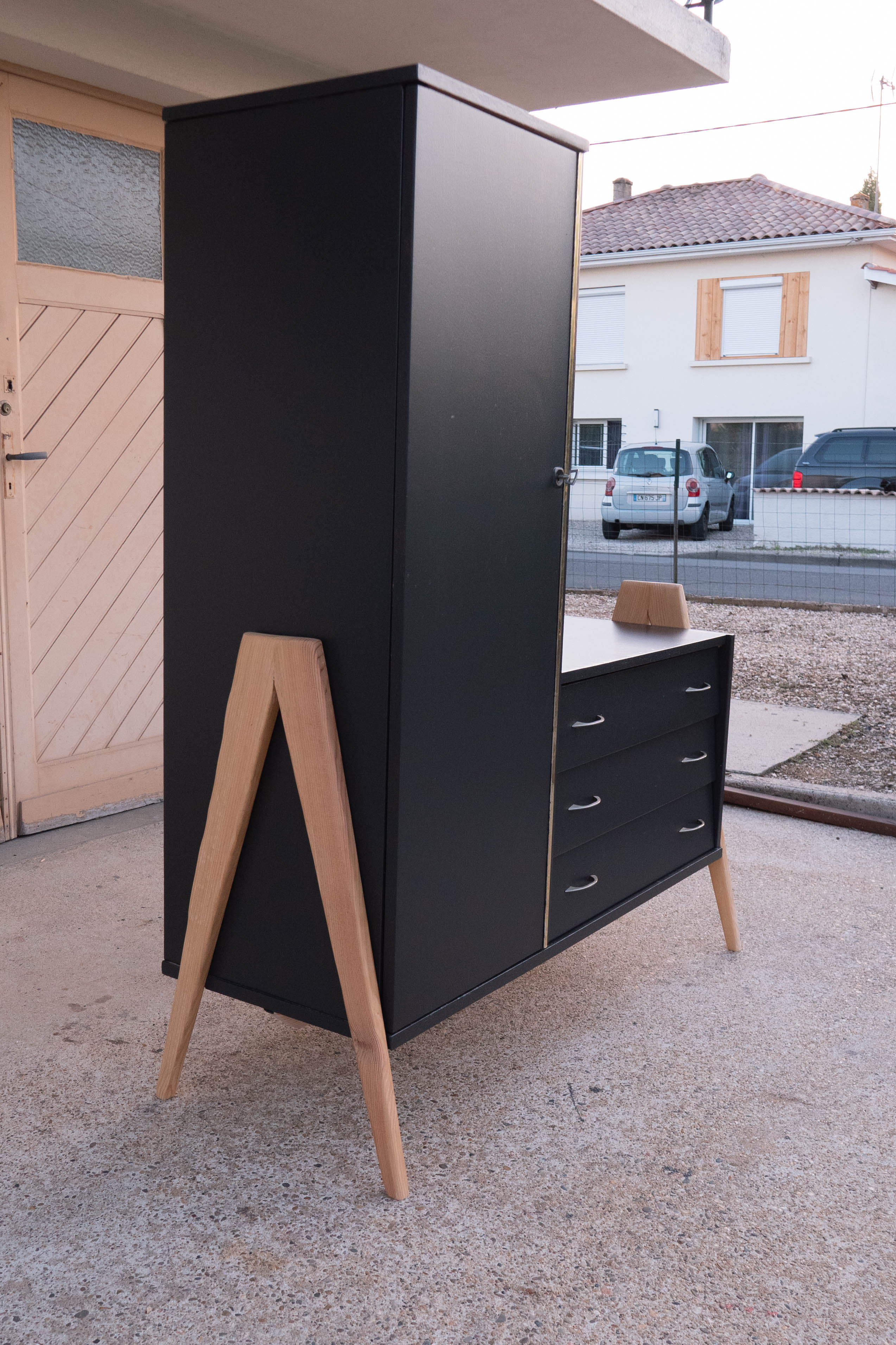 Asymmetrical cabinet