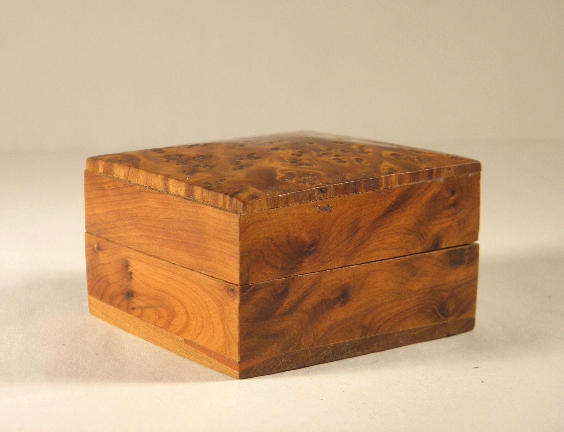 Cedar magnifying glass box 6.5 x 6.5 cm