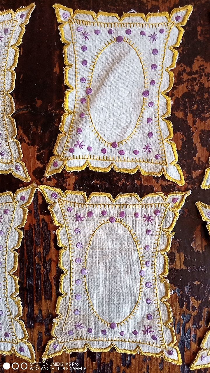 Set of 6 embroidered table decorations - 9 x 8 cm