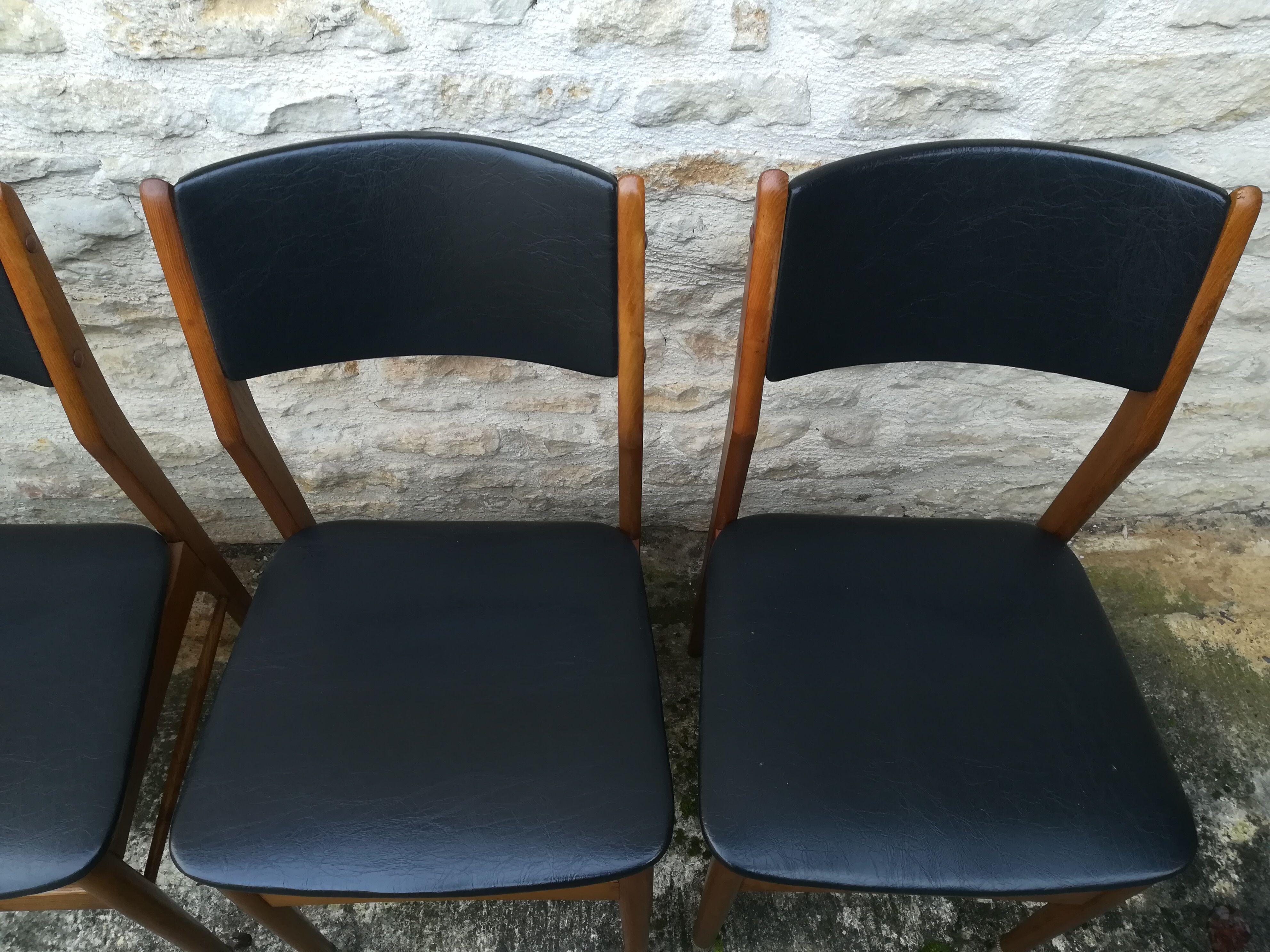 Scandinavian chairs in skaï