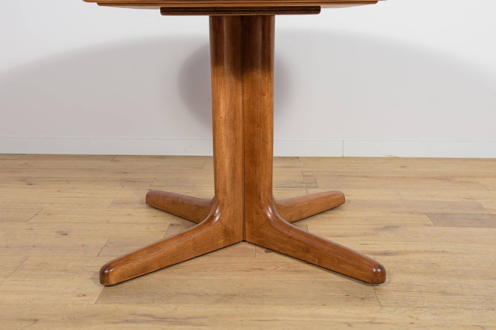 Mid-Century Round Walnut Extendable Dining Table, United Knigdom, 1950s