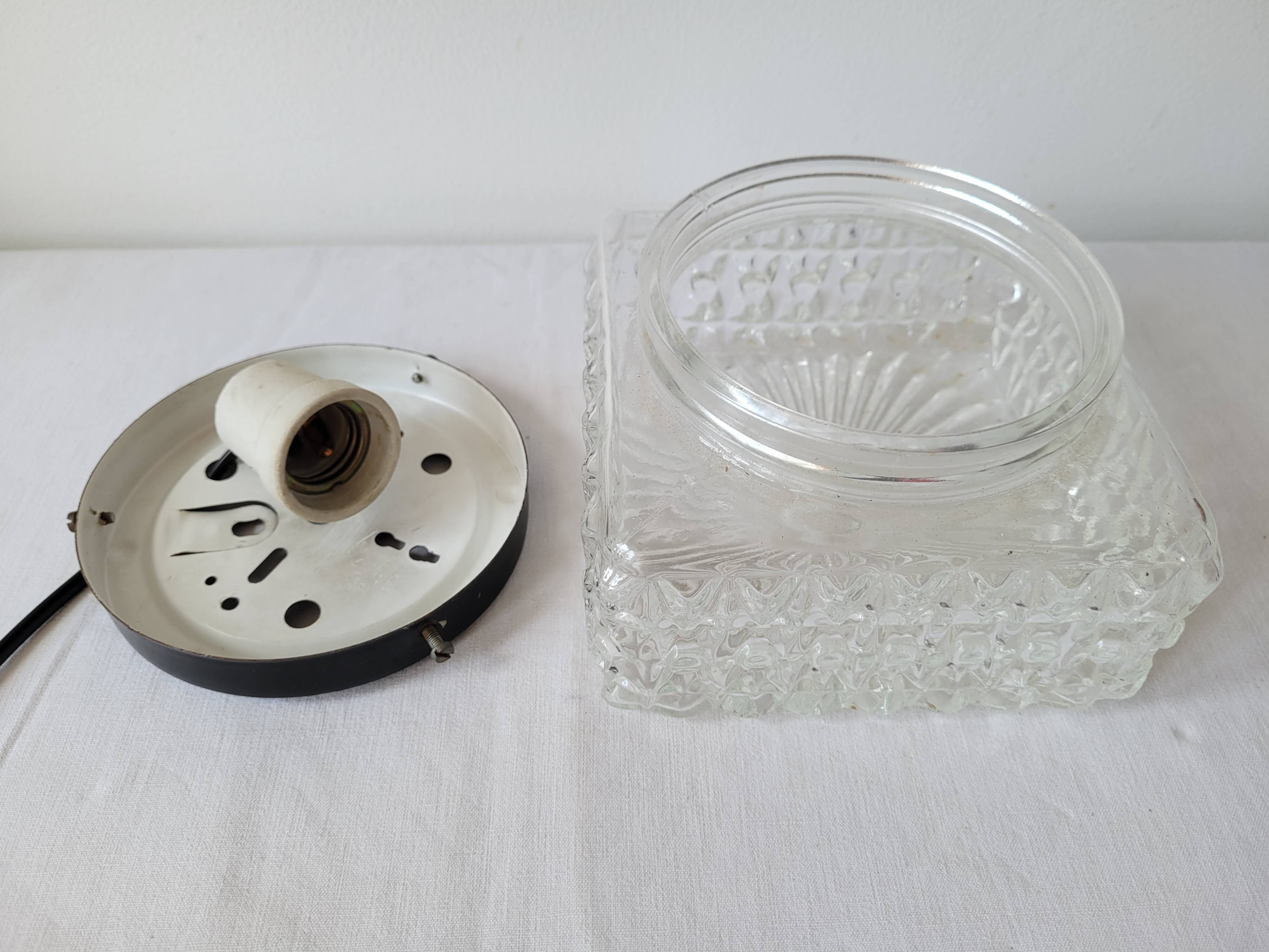 Plafonnier en verre moulé