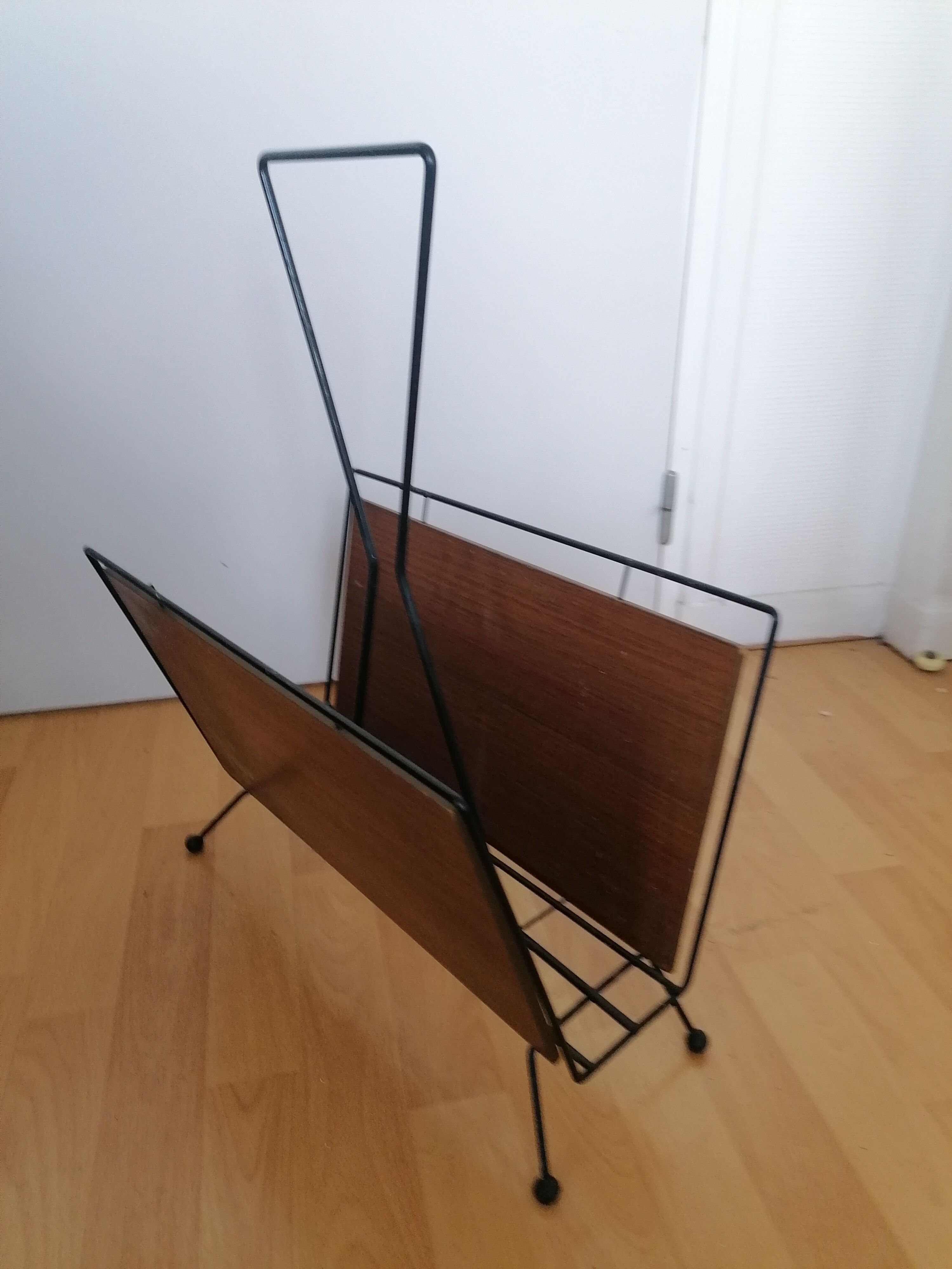 Magazine rack steel thread and teak wood