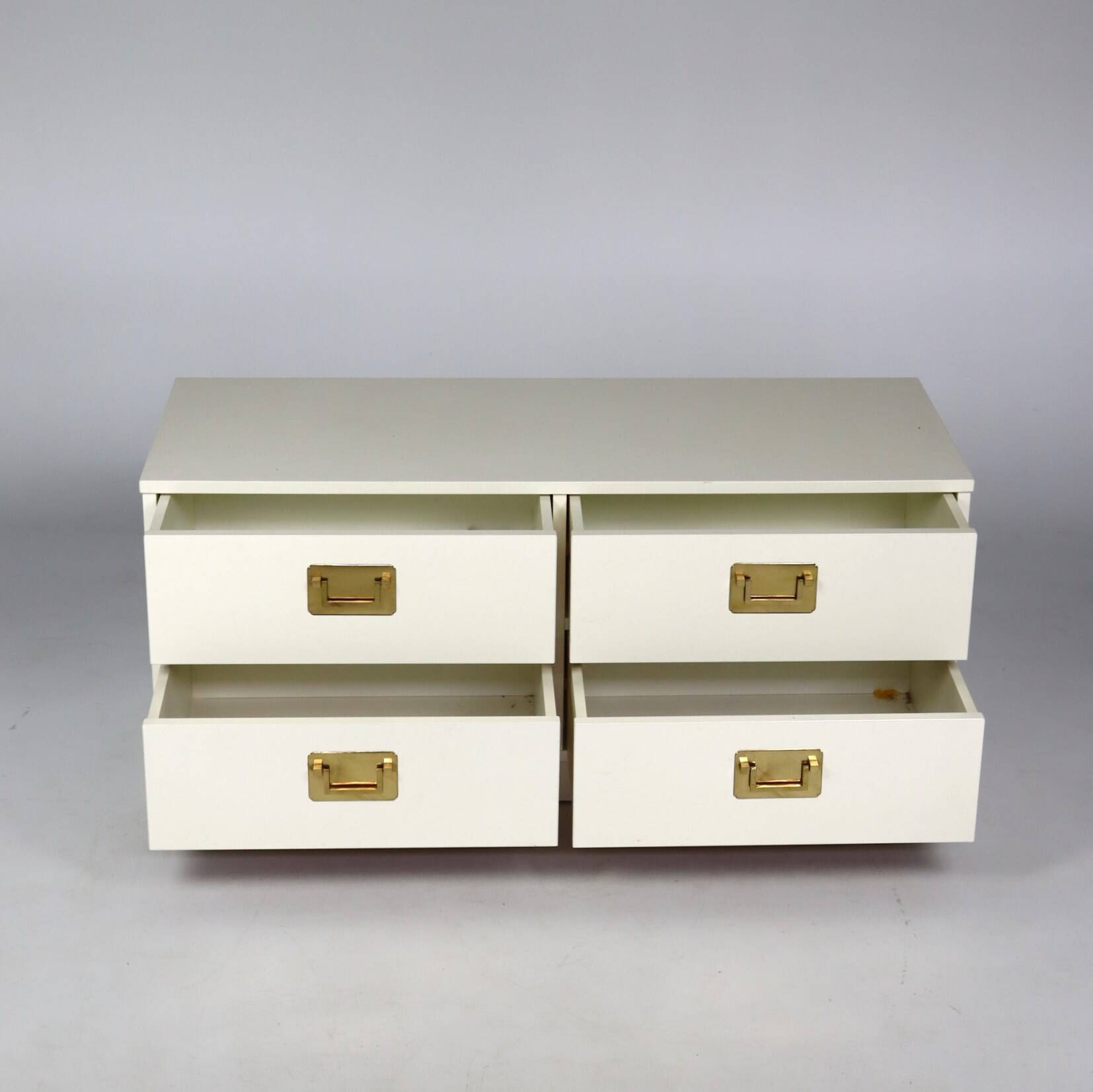 White lacquered chest of drawers and brass handles, 1970s
