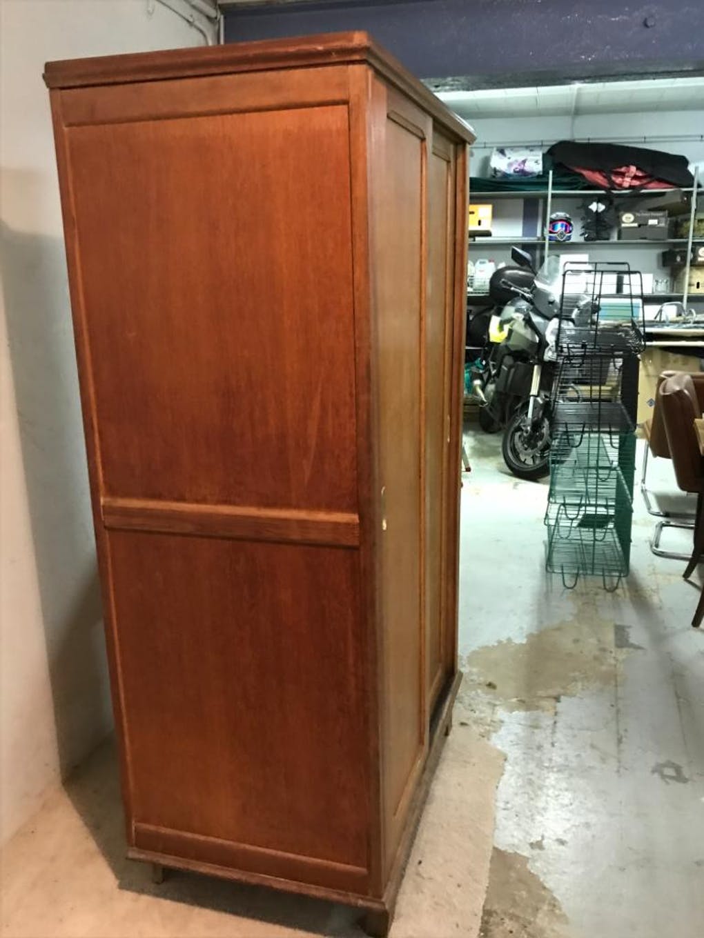 Sliding-door cabinet