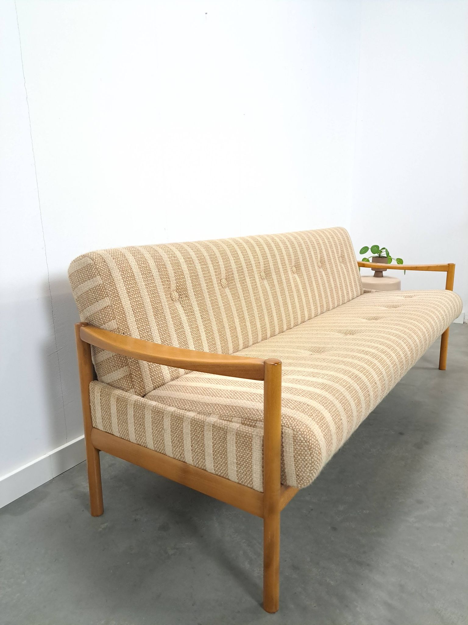 Canapé-lit beige rayé avec cadre en bois