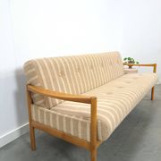 Canapé-lit beige rayé avec cadre en bois
