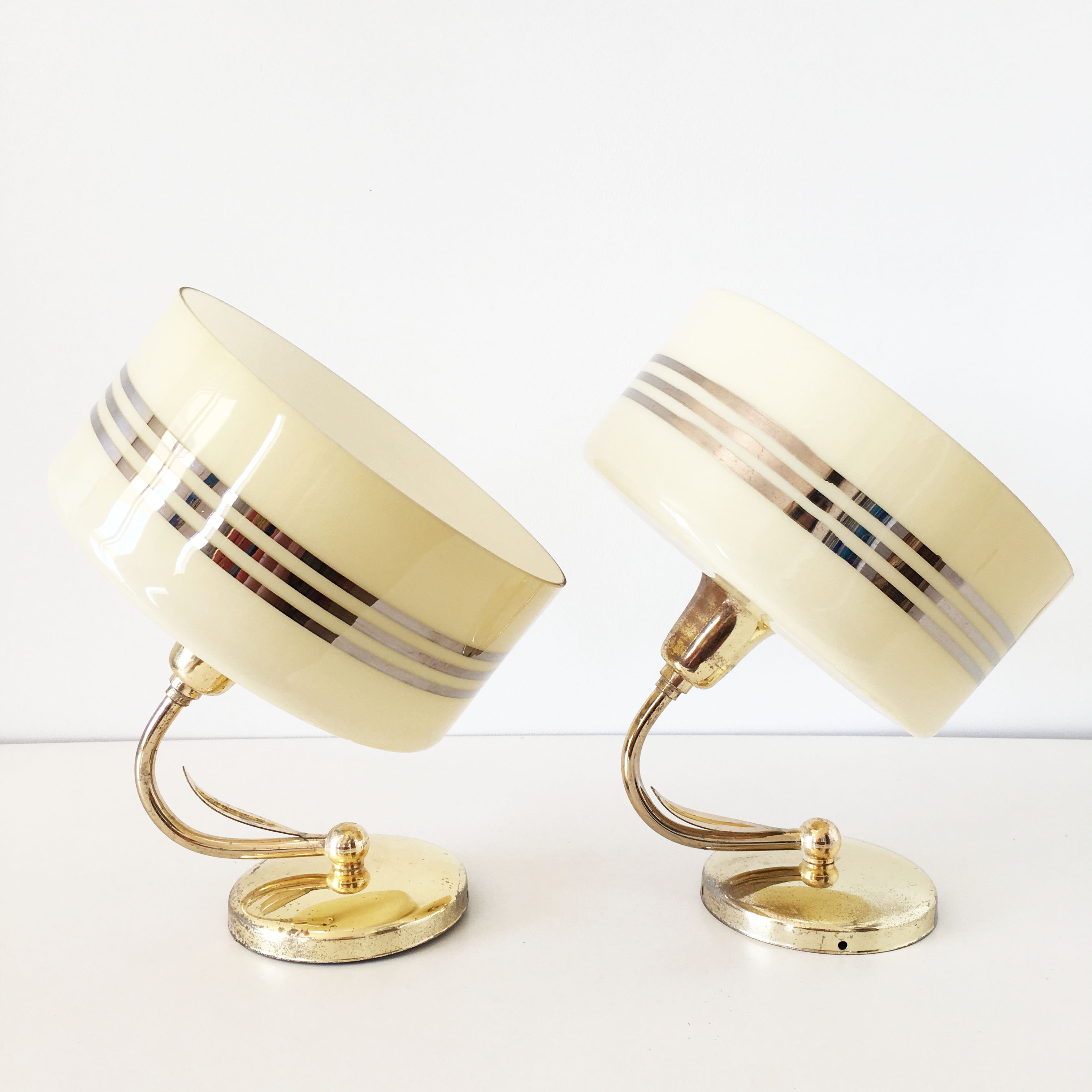 Paire d'appliques globe opaline jaune et doré