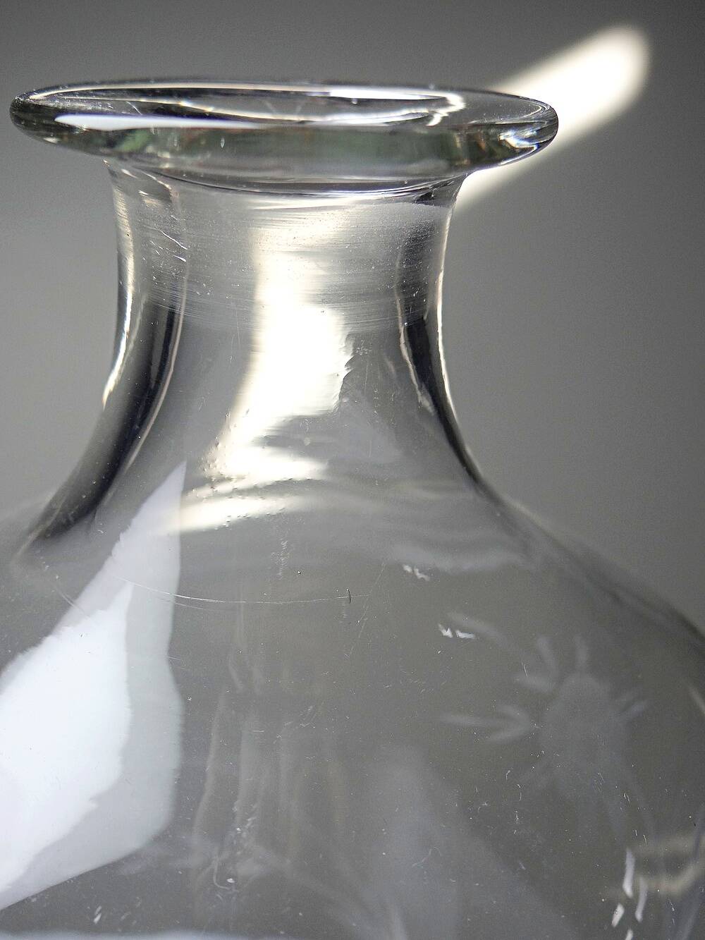 Small antique decanter in engraved Bohemian crystal, early 20th century.