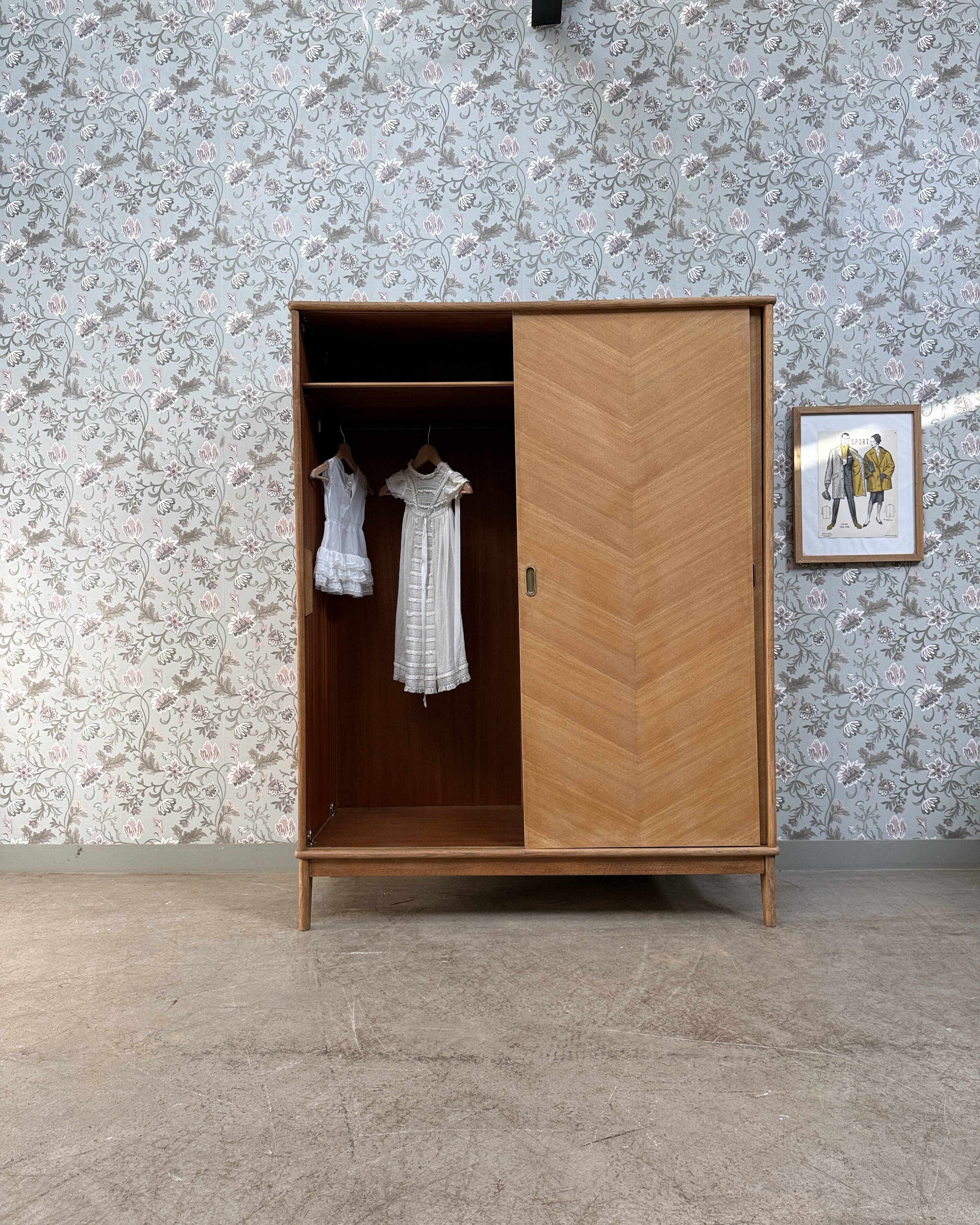 Armoire vintage avec penderie et portes coulissantes, rénovée