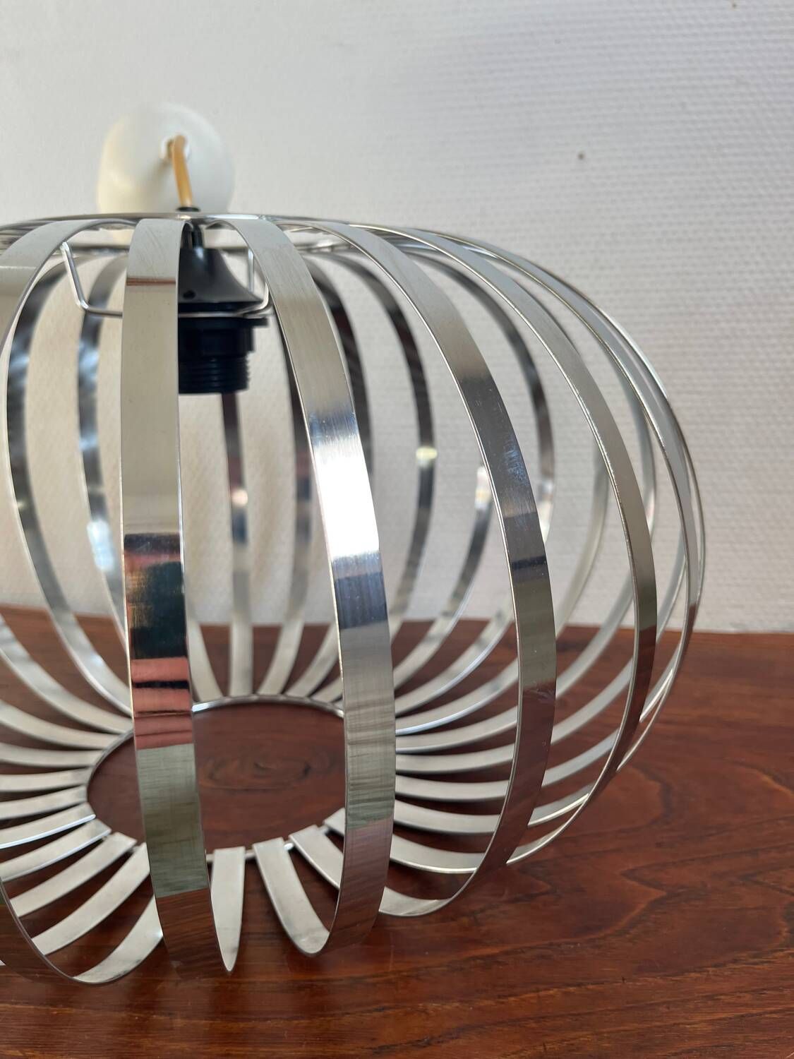 Arditi Italy saucer pendant light from the 80s with metal strips
