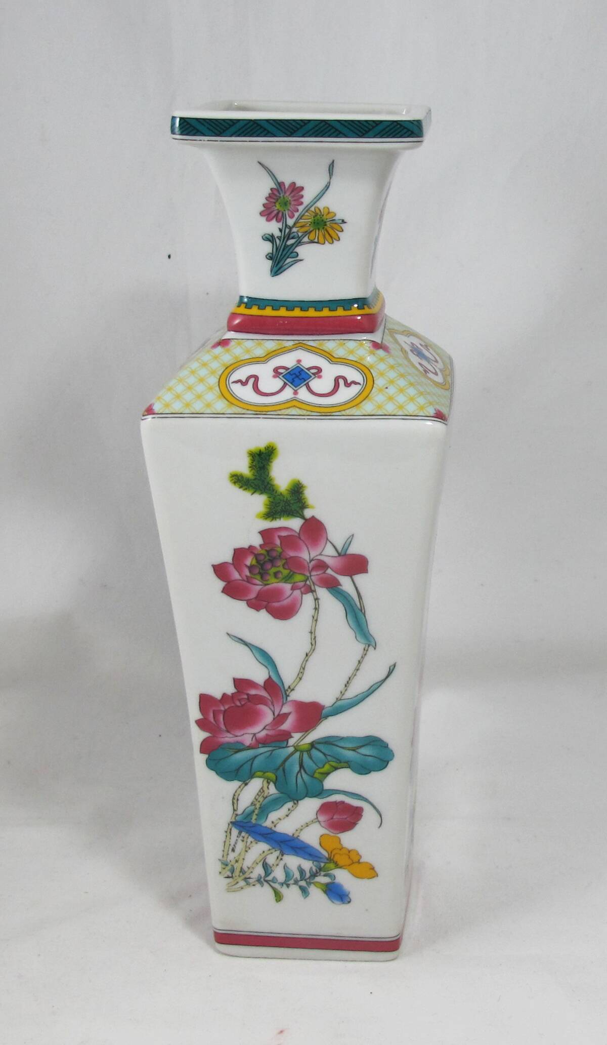 small famille rose vase in Chinese porcelain China
