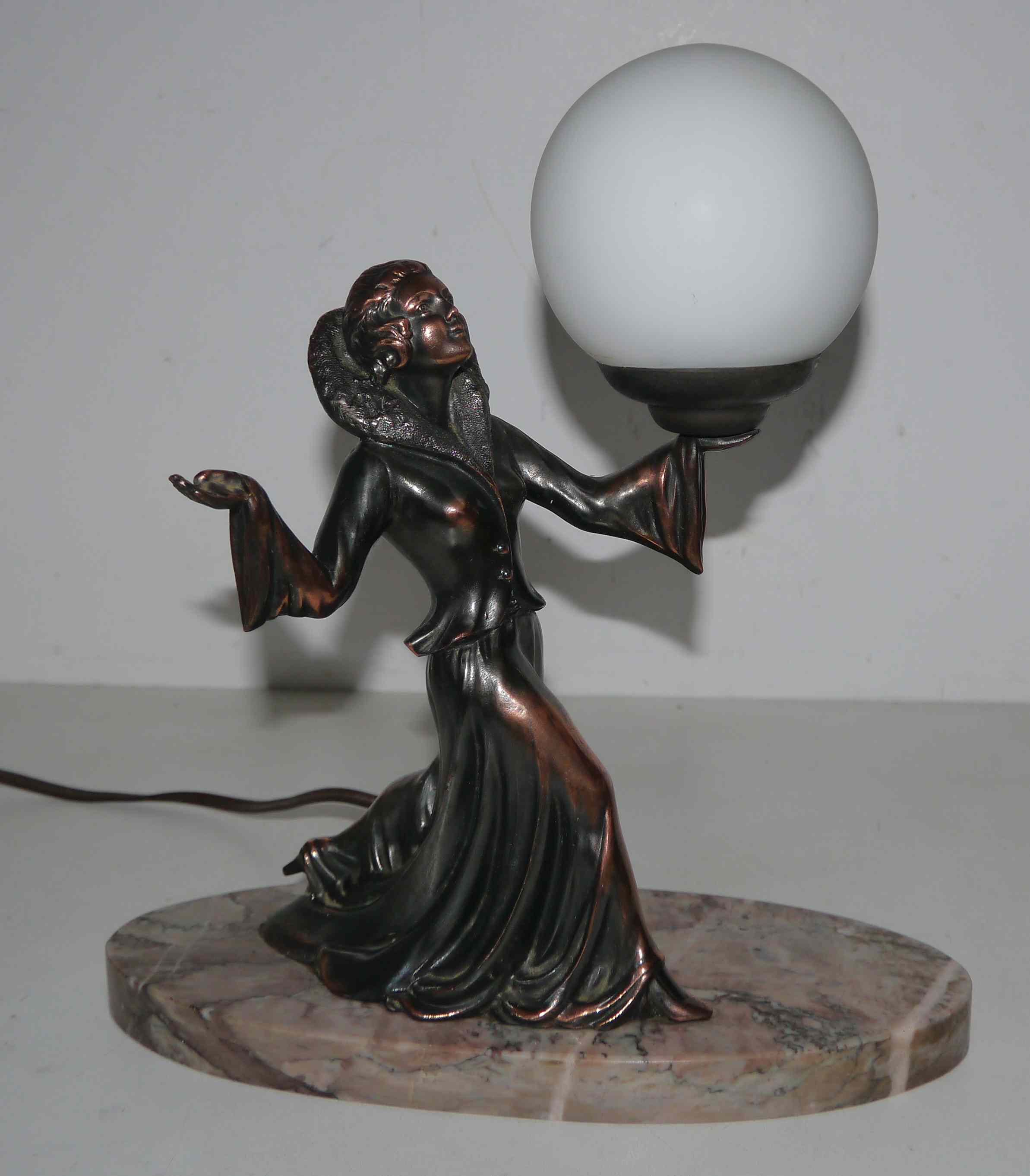 Art deco lamp in regul and marble "woman holding a globe"