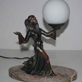Lampe art déco en regul et marbre « femme tenant un globe »