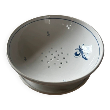 Fruit strainer in earthenware, Pornic, lily flower design.