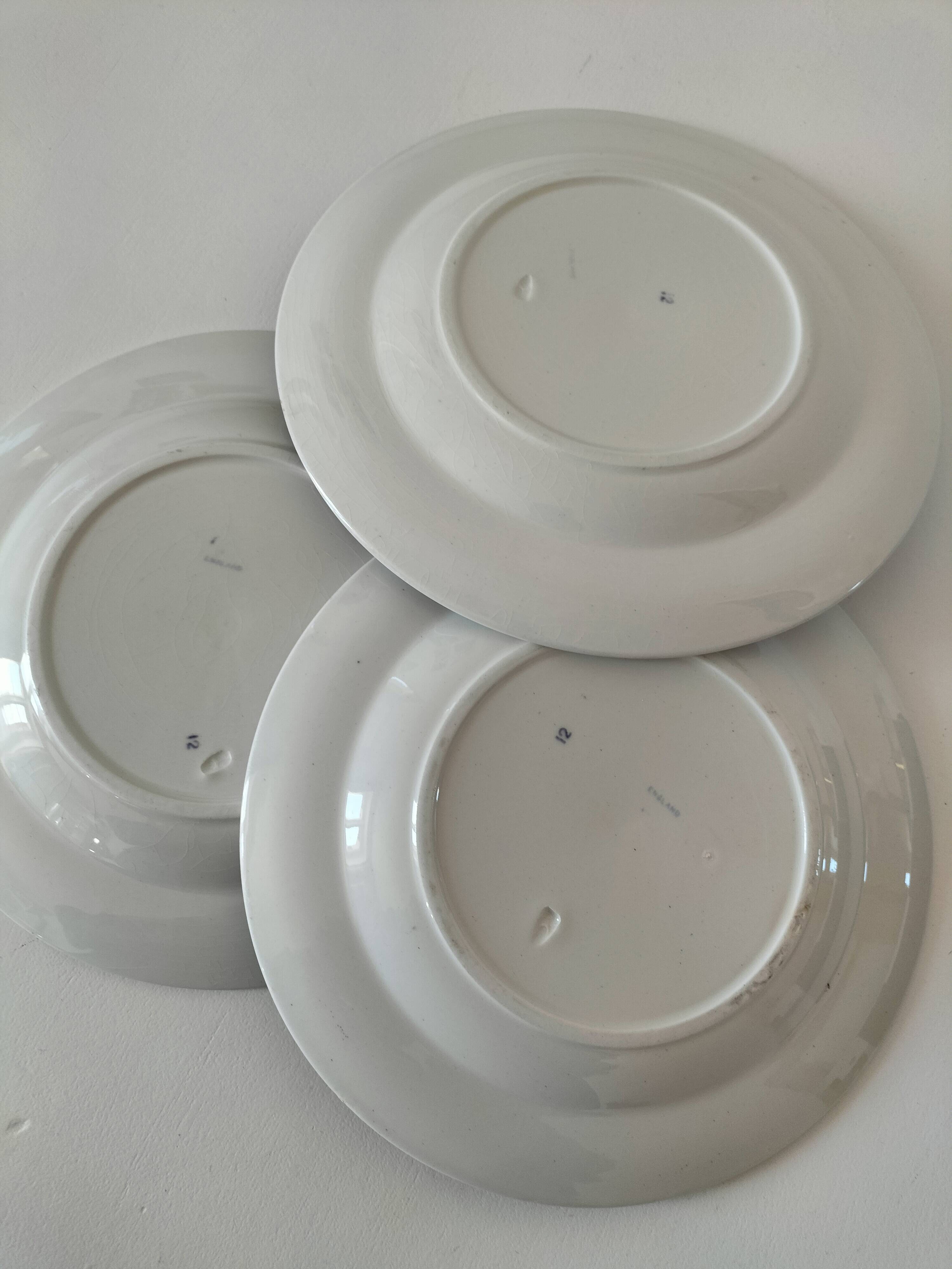 Trio d’assiettes anglaises en faïence fine bleue et blanche, début 20ème