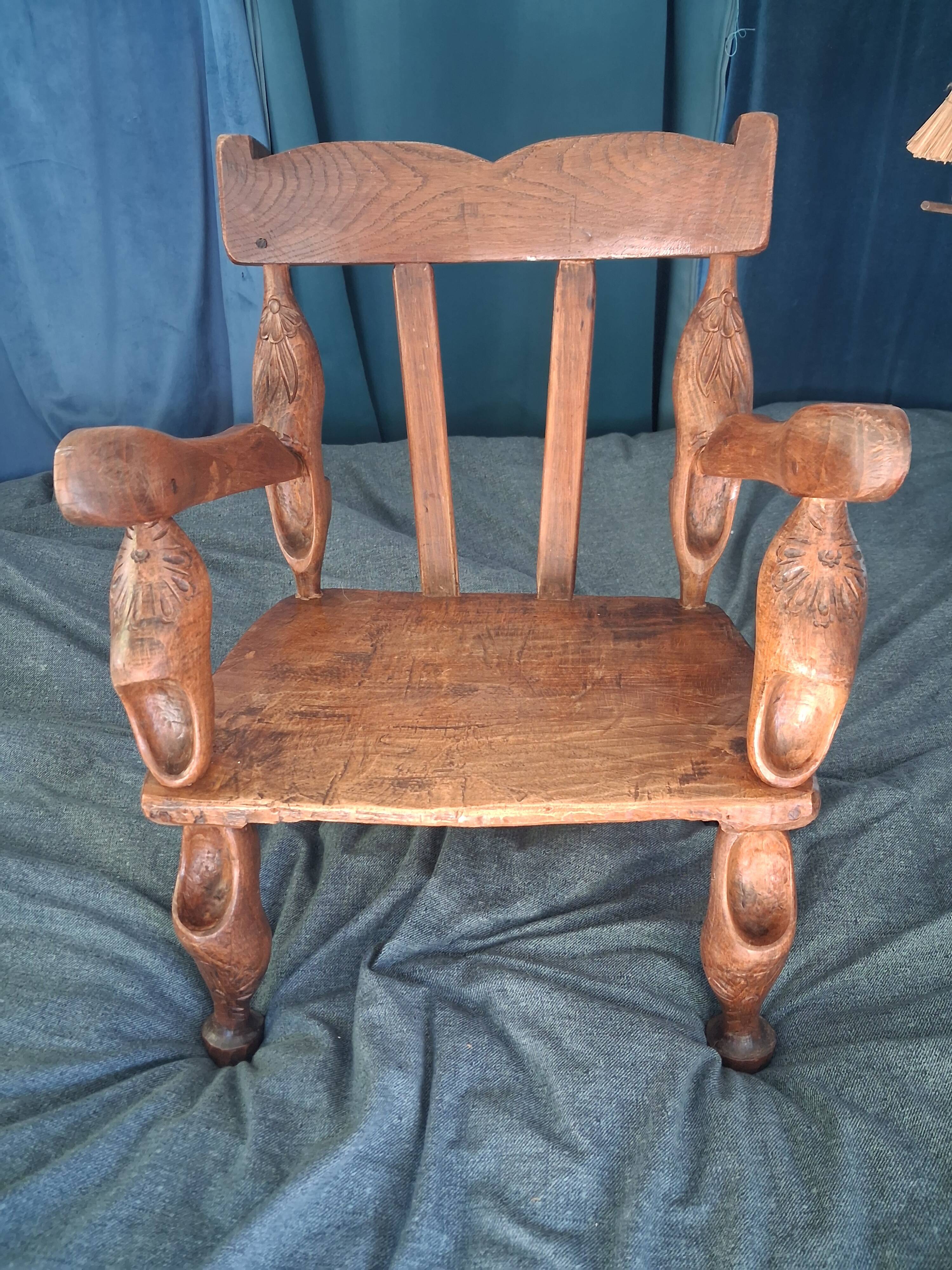Chaise enfant en chêne sculpté. Ancien meuble breton