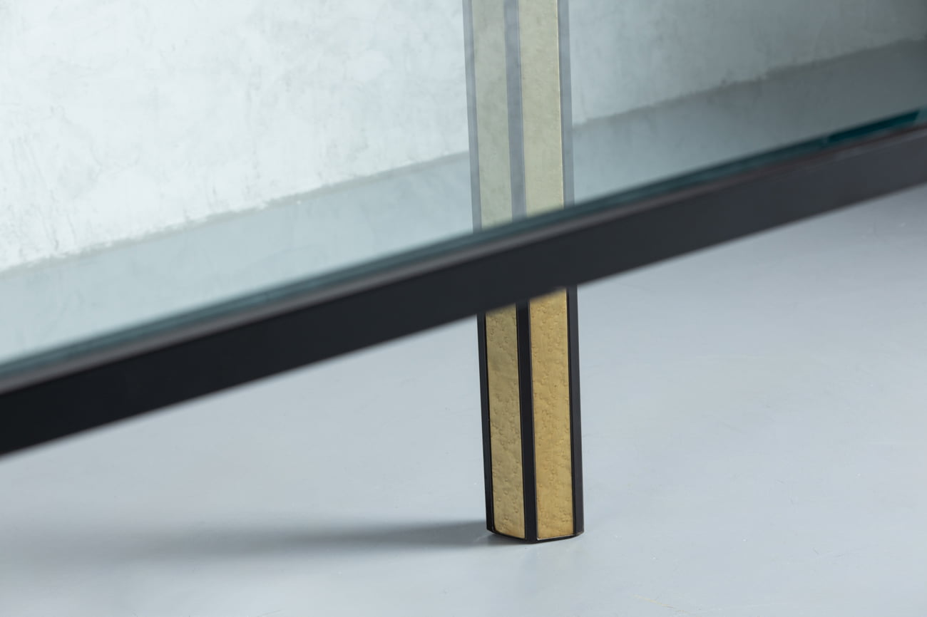 Table à manger vintage de style Saporiti avec plateau en cristal et cadre noir, Italie, années 1970.