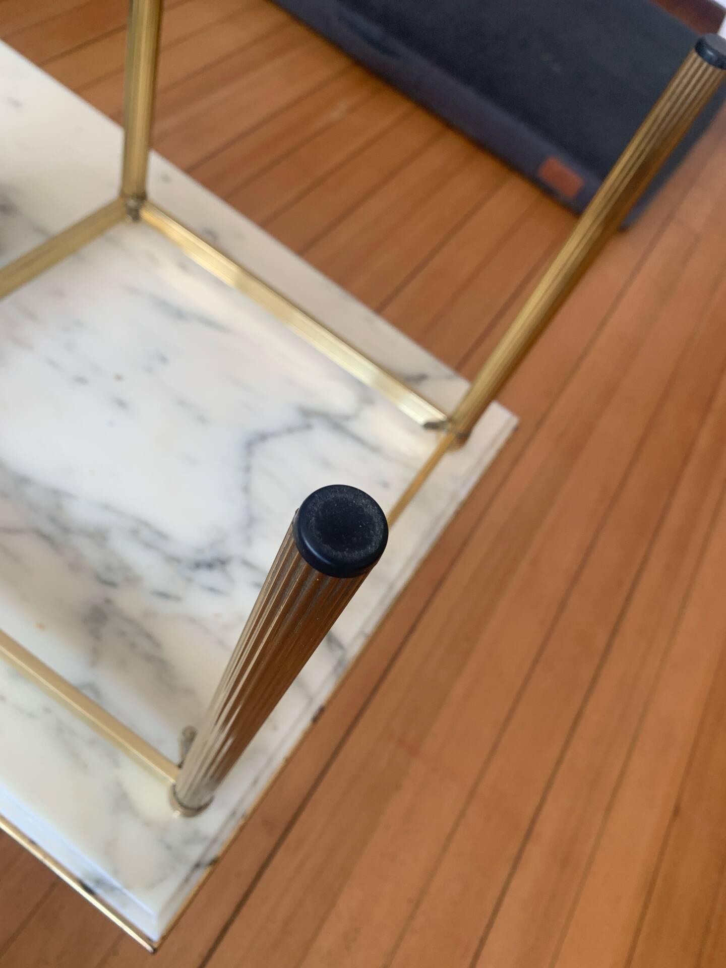 Authentique Table d'Appoint Hollywood Regency — Laiton Patiné et Verre