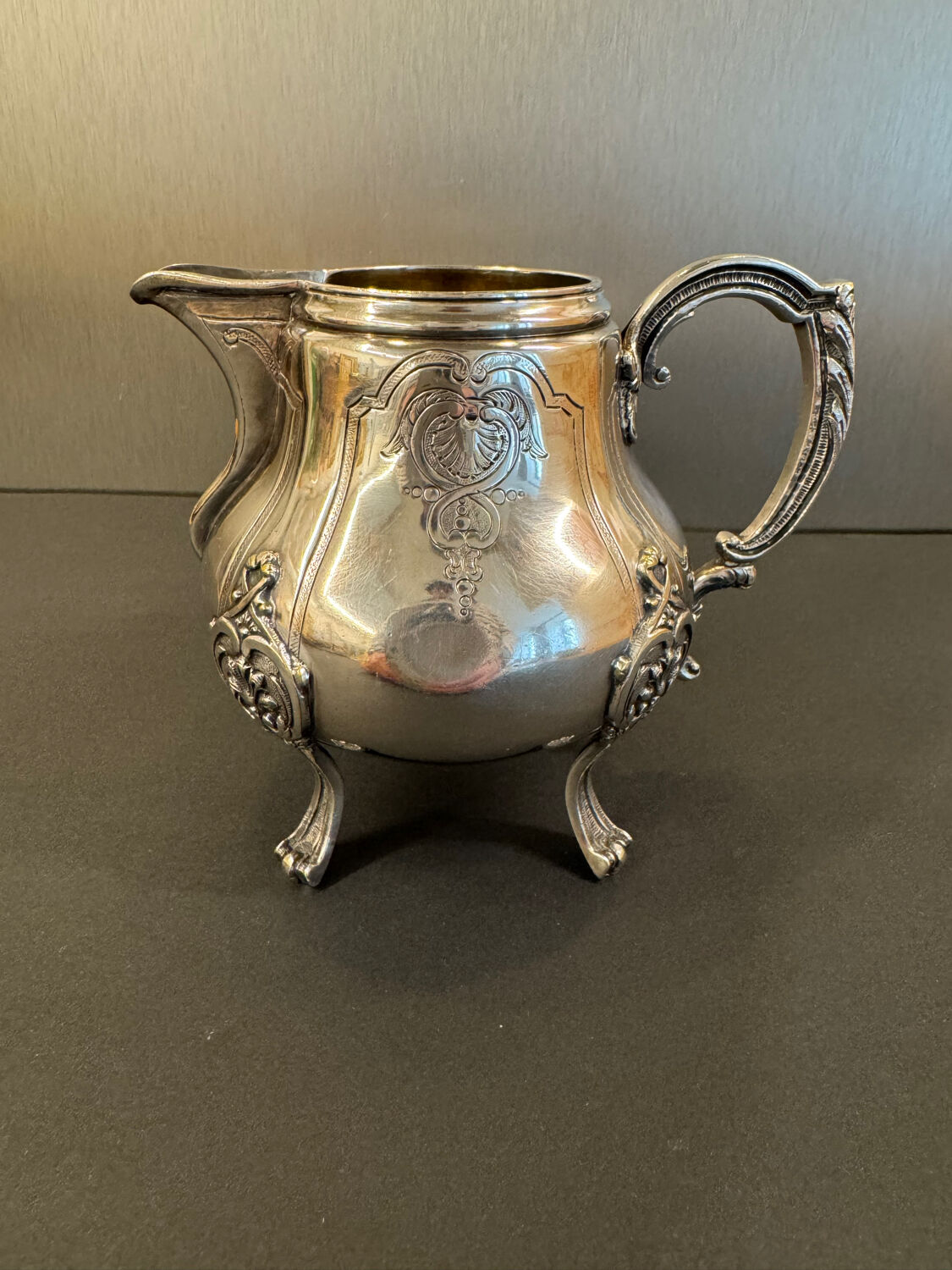 Pot à lait ancien en métal argenté – Style Rococo, décor ciselé, début