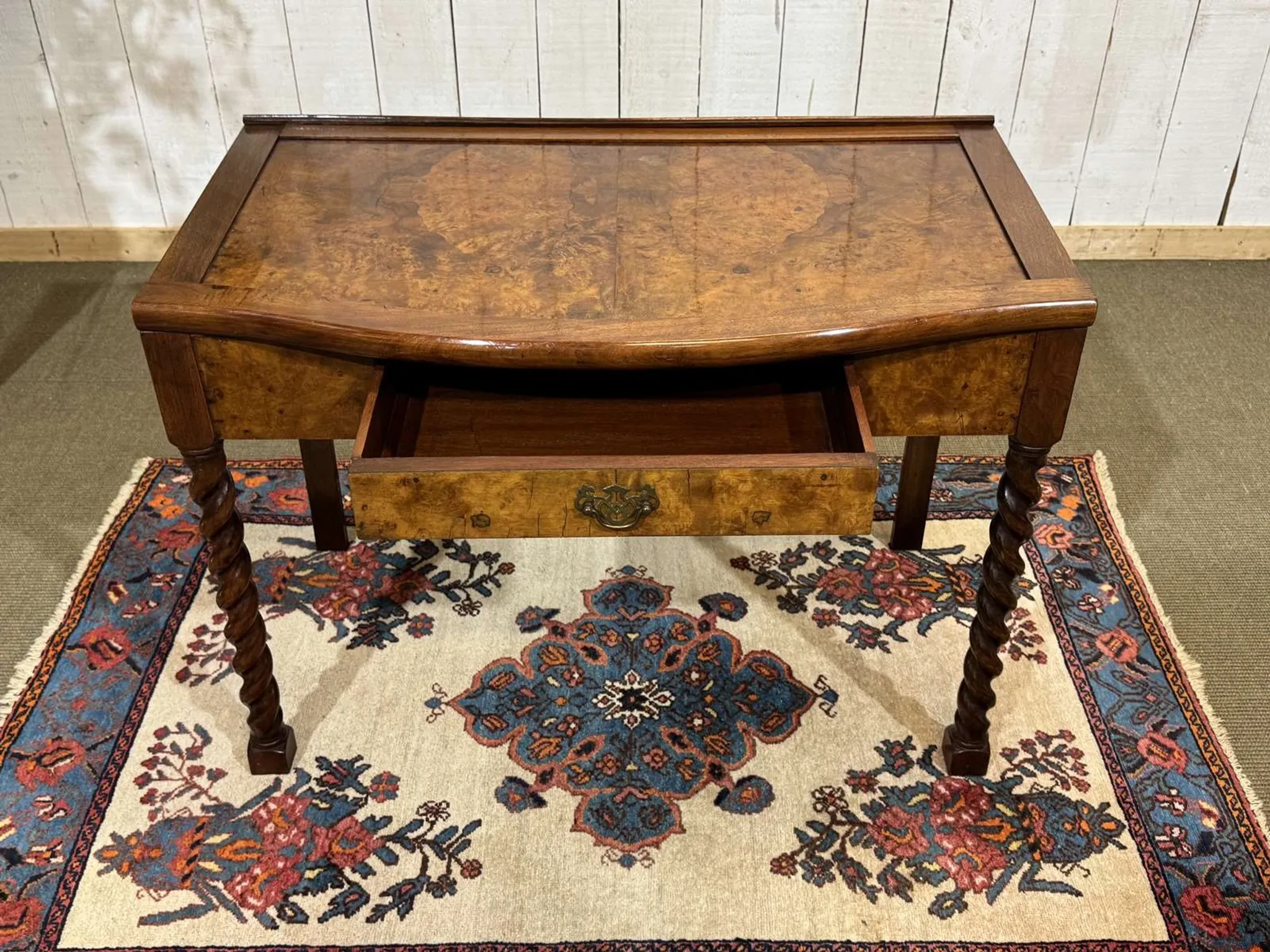 English desk table in walnut burl from the early 20th century.