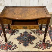 English desk table in walnut burl from the early 20th century.