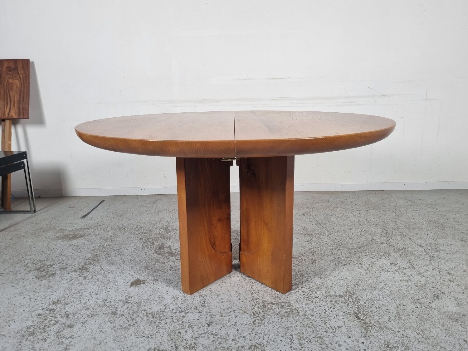 Table à manger en orme de Luigi Gorgoni années 80