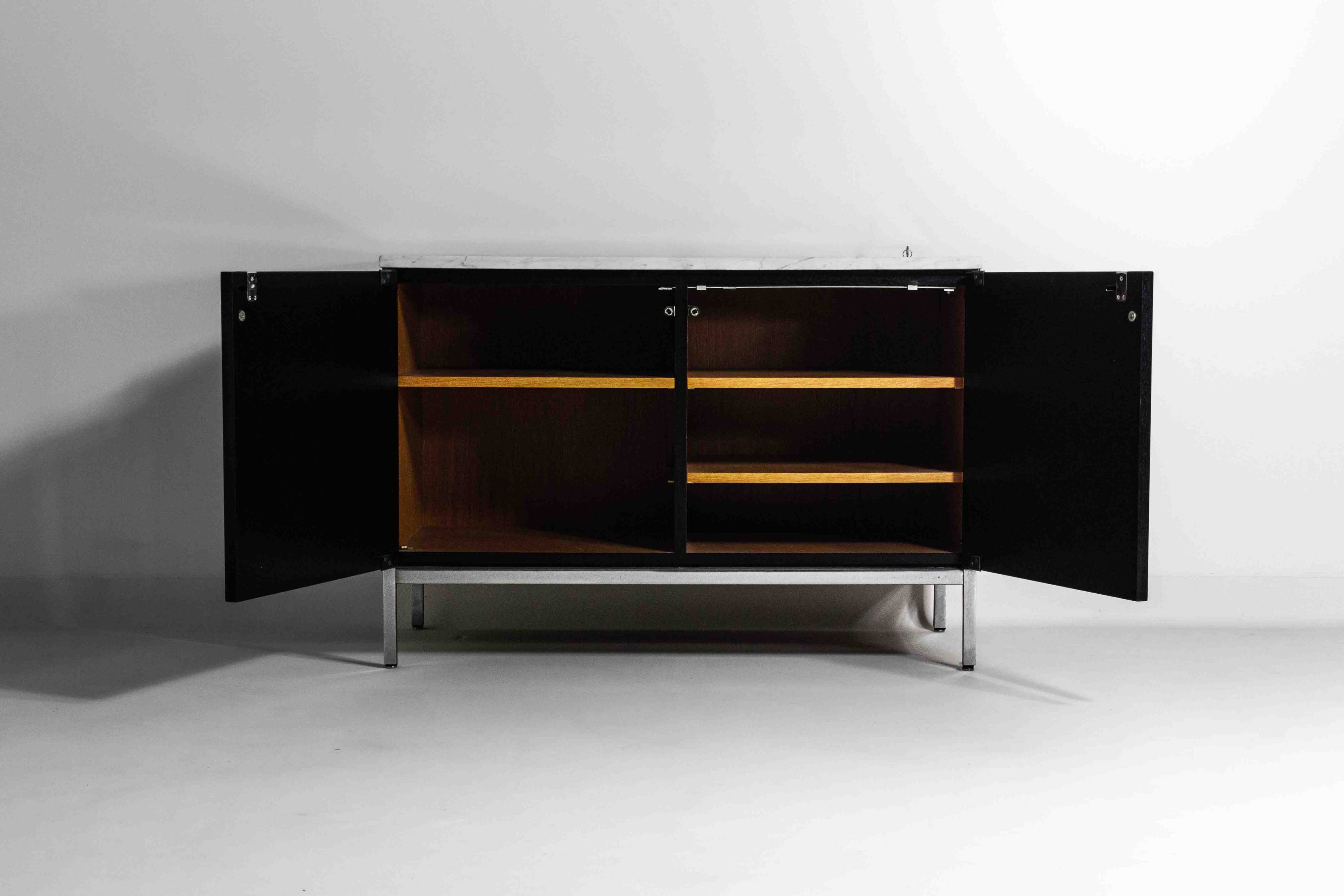 Meuble d'appoint exécutif à 2 portes par Florence Knoll, années 1970