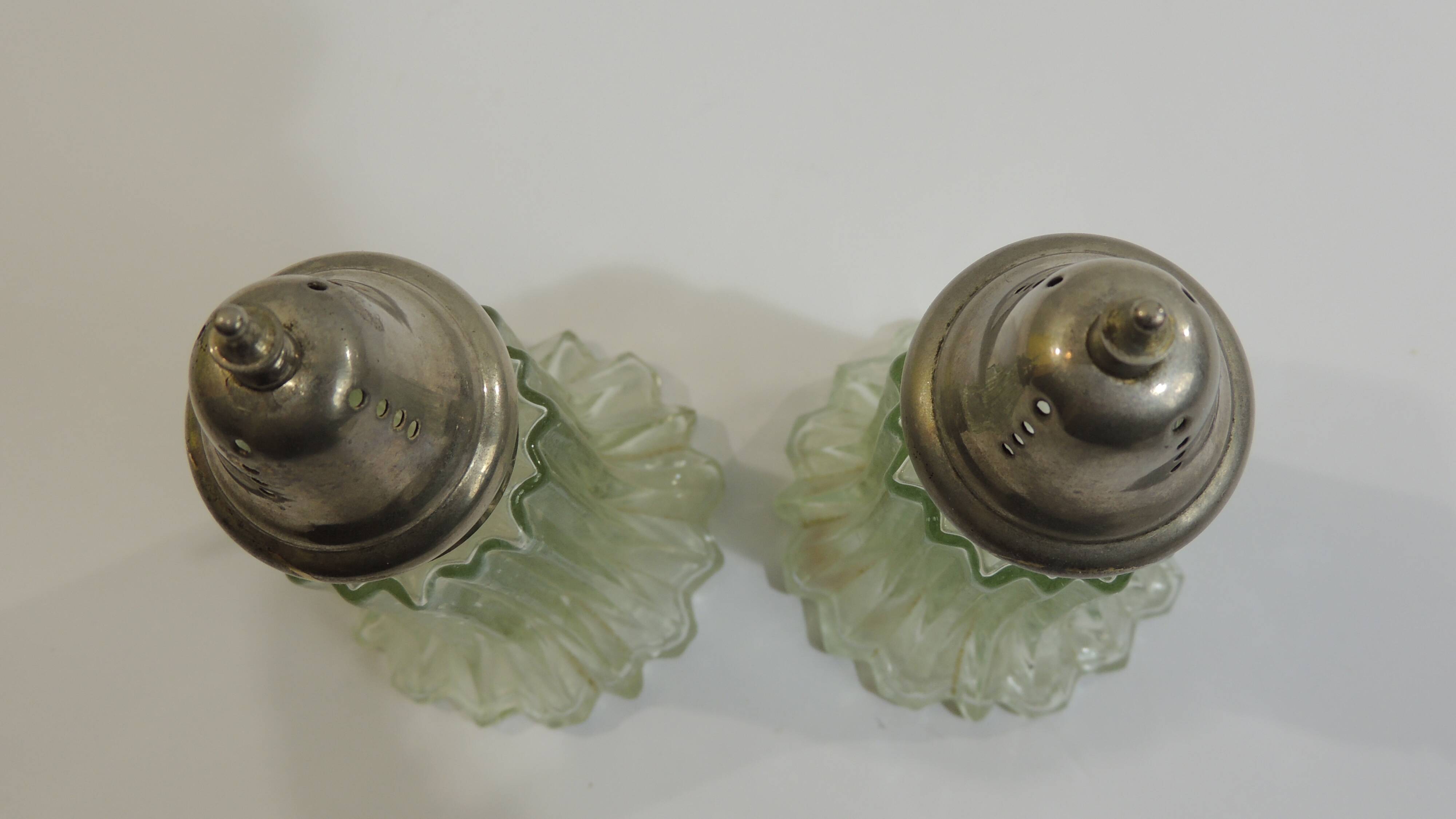 set of 2 condiment dispensers / salt shakers / pepper shakers / sugar bowls / shakers
