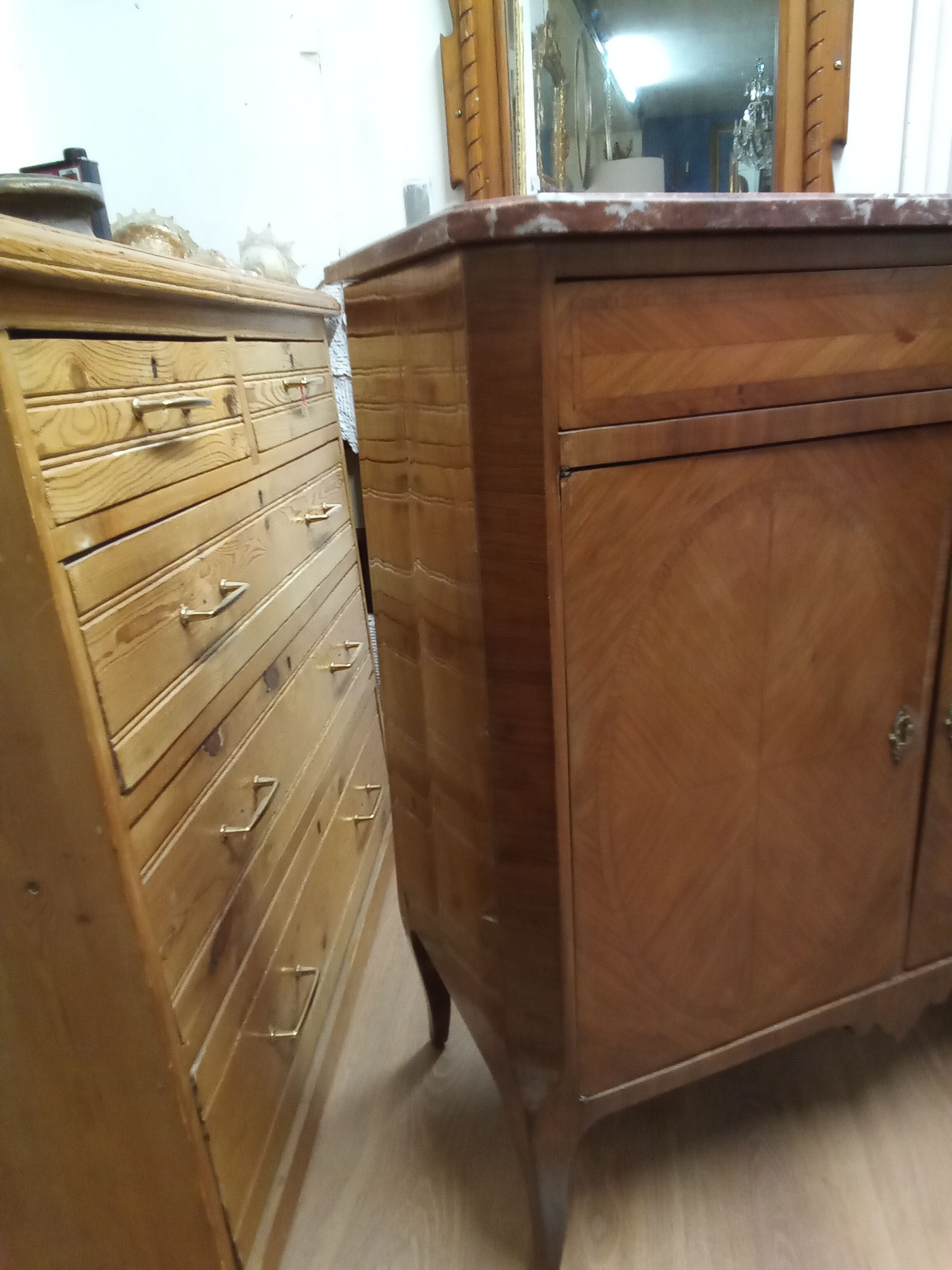 Commodity in rosewood veneer