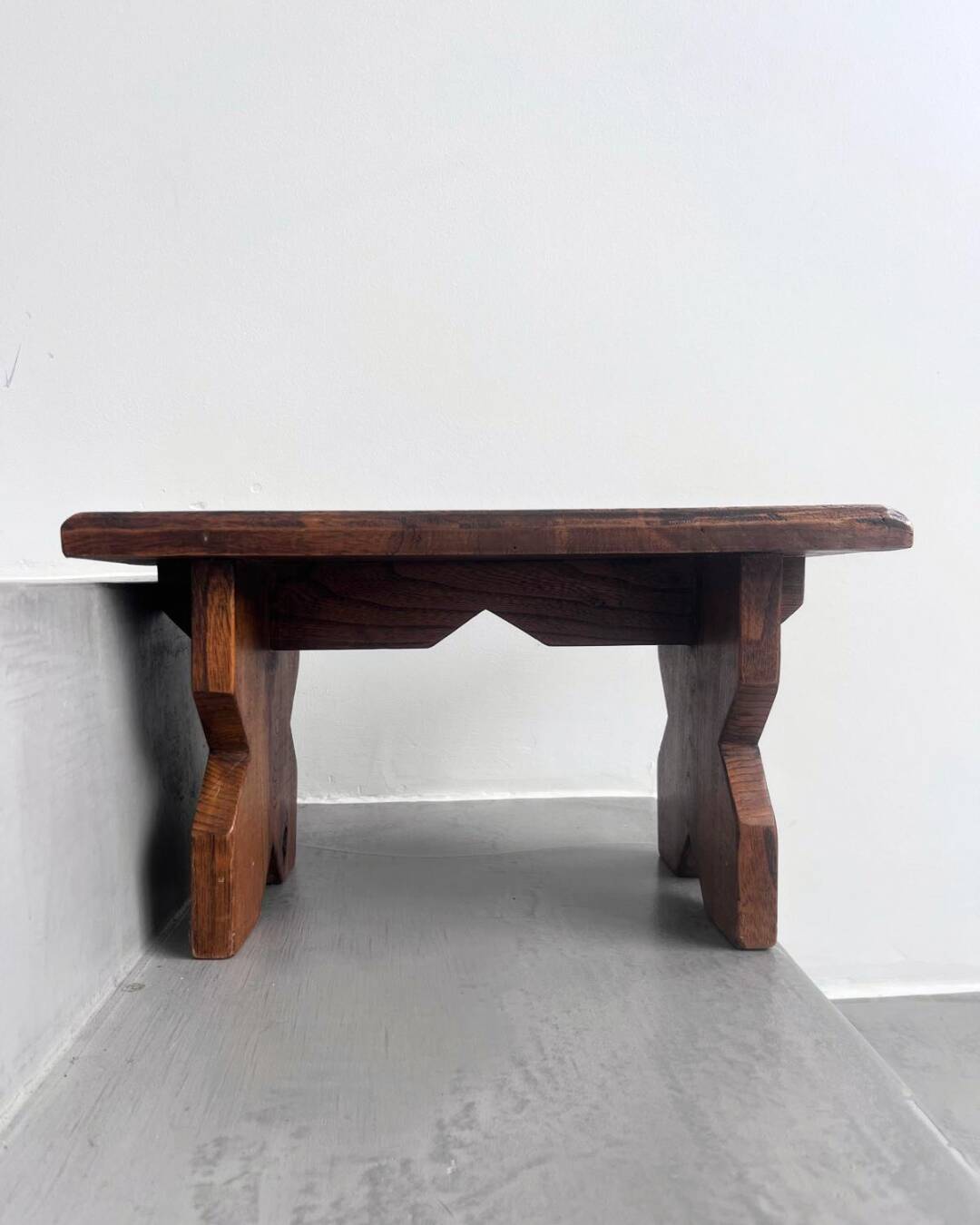 Duo de bancs brutalistes
