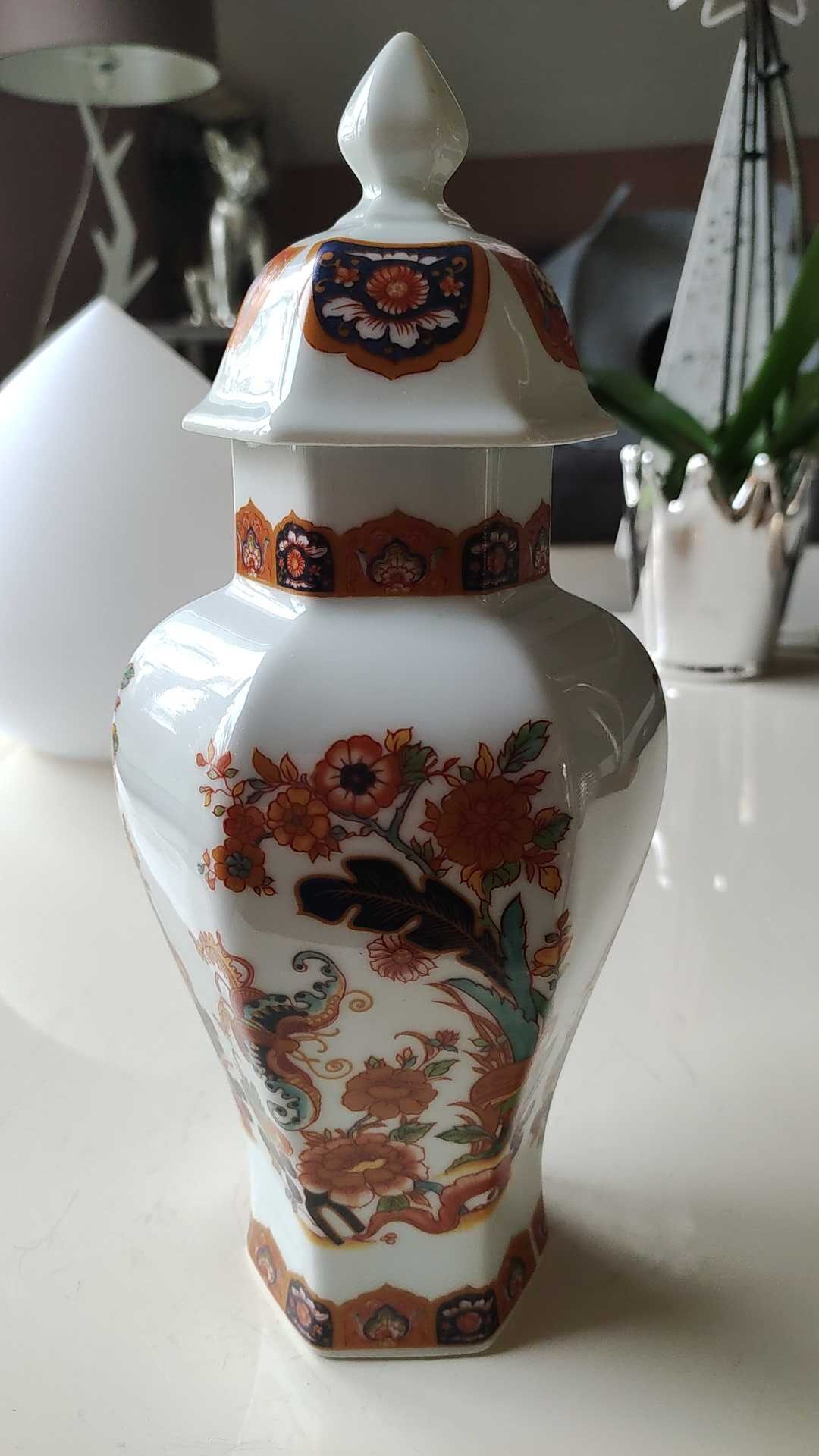 Decorative hexagonal potiche in fine Chinese porcelain, stamped and signed "Red Lions"